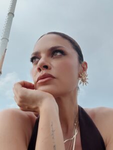 Angélica Celaya Instagram - Labios con sabor a Maracuya. Manos con olor a Chile de Árbol. Cabello con olor a humo. Y mi corazón sobrecargado con sazón.
Moliendo más duro que un molcajete 👊🏼 #TopChefVIP