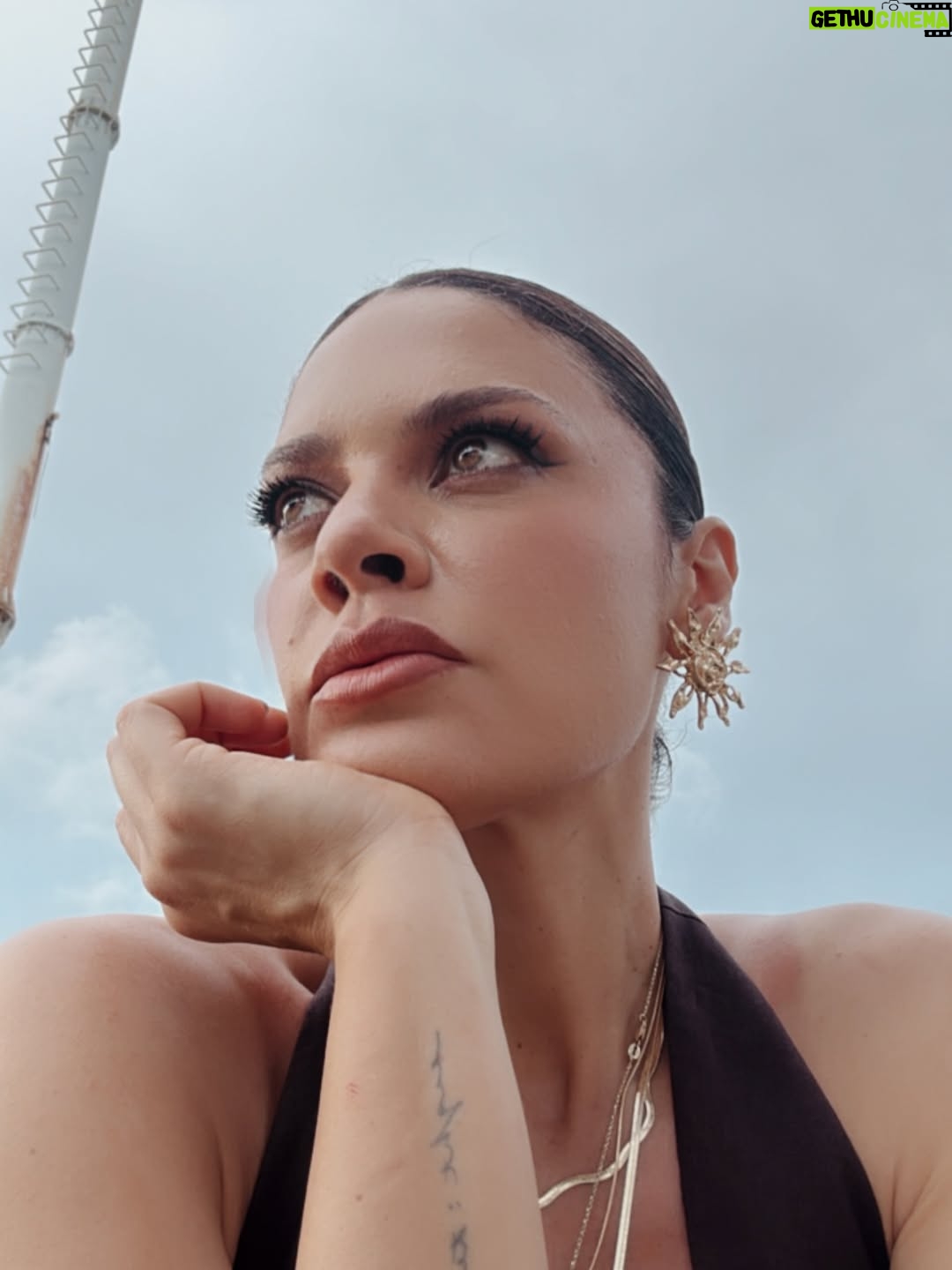 Angélica Celaya - 10K Likes - Labios con sabor a Maracuya. Manos con olor a Chile de Árbol. Cabello con olor a humo. Y mi corazón sobrecargado con sazón. 
Moliendo más duro que un molcajete 👊🏼 #TopChefVIP