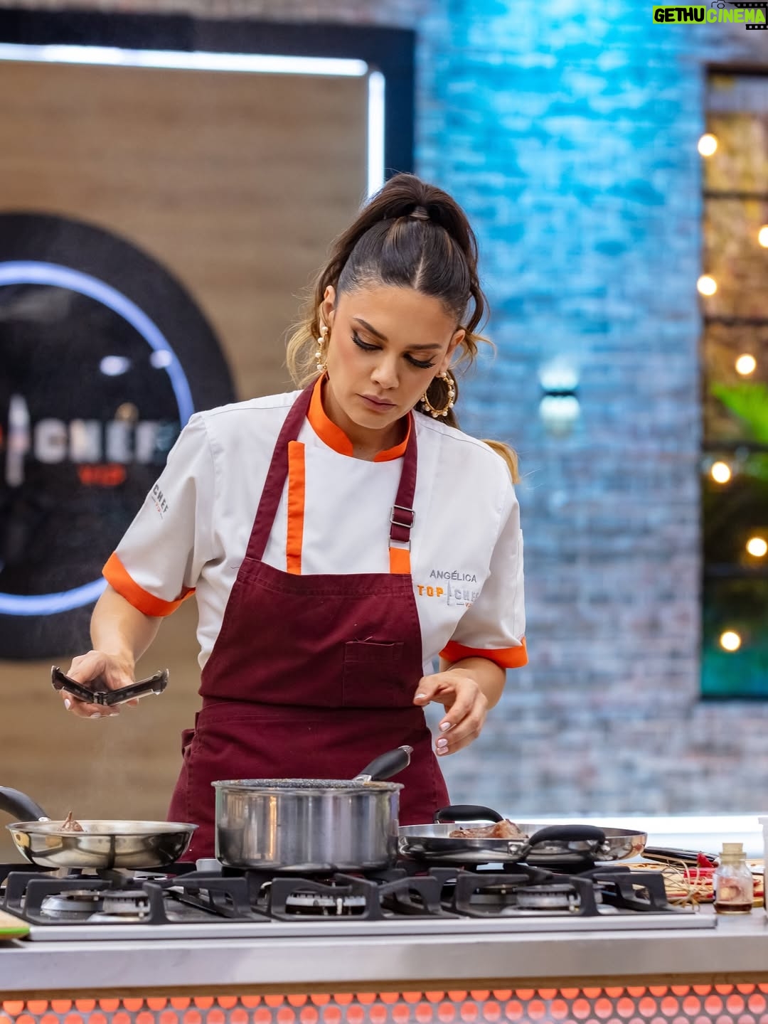 Angélica Celaya - 10K Likes - Labios con sabor a Maracuya. Manos con olor a Chile de Árbol. Cabello con olor a humo. Y mi corazón sobrecargado con sazón. 
Moliendo más duro que un molcajete 👊🏼 #TopChefVIP