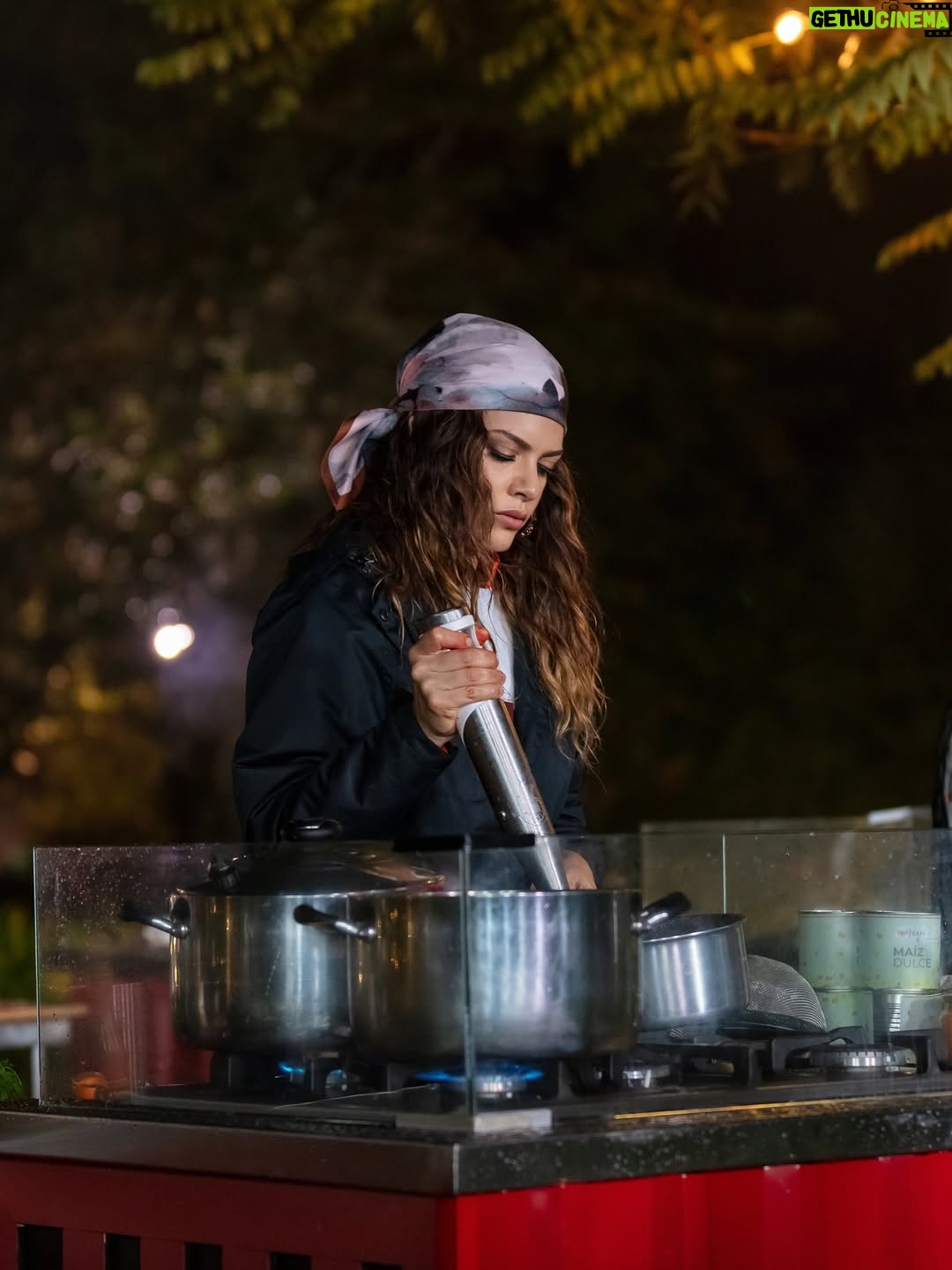 Angélica Celaya - 10K Likes - Labios con sabor a Maracuya. Manos con olor a Chile de Árbol. Cabello con olor a humo. Y mi corazón sobrecargado con sazón. 
Moliendo más duro que un molcajete 👊🏼 #TopChefVIP
