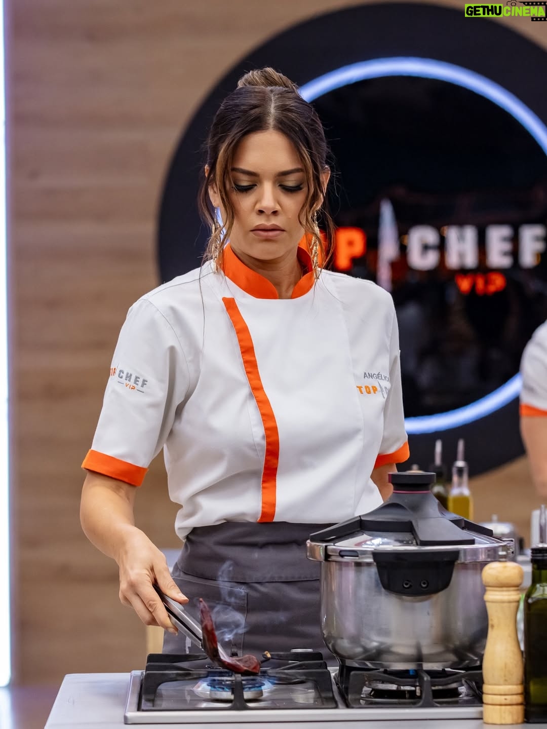 Angélica Celaya - 10K Likes - Labios con sabor a Maracuya. Manos con olor a Chile de Árbol. Cabello con olor a humo. Y mi corazón sobrecargado con sazón. 
Moliendo más duro que un molcajete 👊🏼 #TopChefVIP