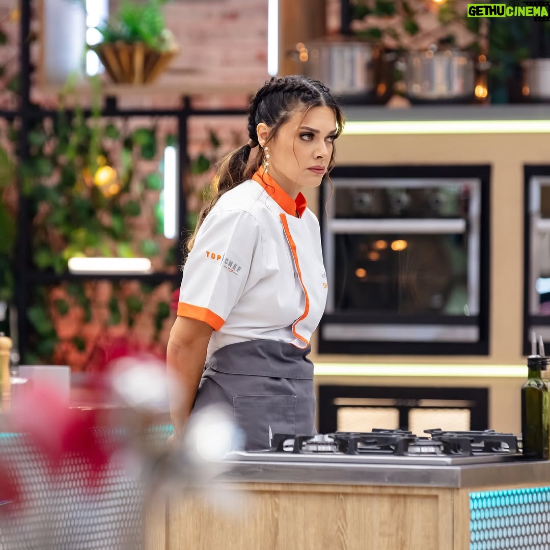 Angélica Celaya - 8.3K Likes - Un buen abrazo y unos buenos consejos alimentan el alma y me llenan de ganas de seguir en la lucha de mejorarme.  #AngelesEnLaCocina 
#TopChefVIP @telemundo @telemundorealities