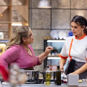 Angélica Celaya Instagram - Un buen abrazo y unos buenos consejos alimentan el alma y me llenan de ganas de seguir en la lucha de mejorarme. #AngelesEnLaCocina
#TopChefVIP @telemundo @telemundorealities