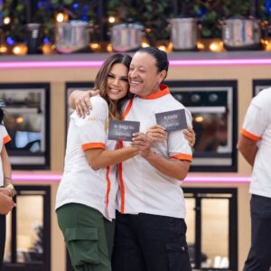 Angélica Celaya Instagram - Un buen abrazo y unos buenos consejos alimentan el alma y me llenan de ganas de seguir en la lucha de mejorarme. #AngelesEnLaCocina
#TopChefVIP @telemundo @telemundorealities