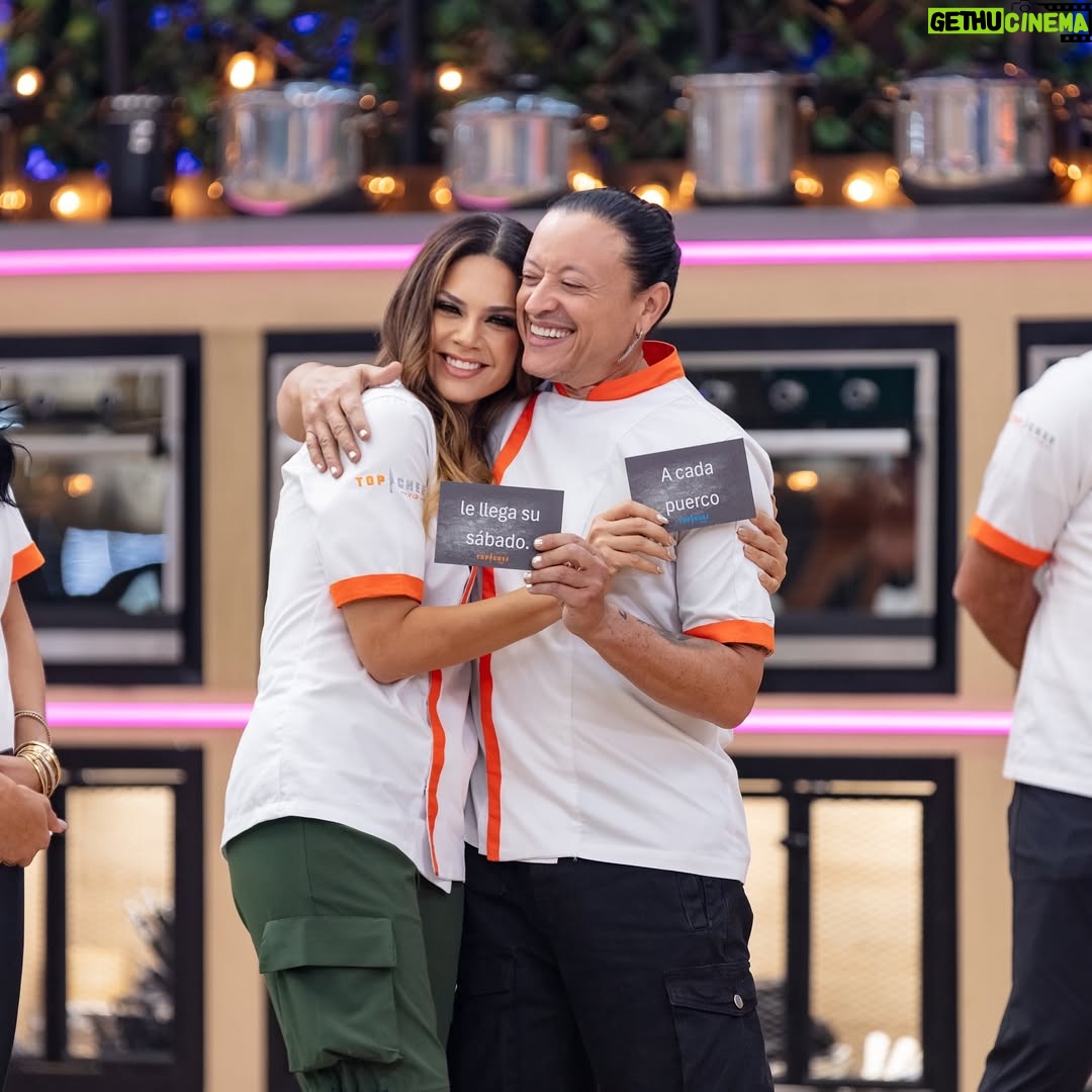 Angélica Celaya - 8.3K Likes - Un buen abrazo y unos buenos consejos alimentan el alma y me llenan de ganas de seguir en la lucha de mejorarme.  #AngelesEnLaCocina 
#TopChefVIP @telemundo @telemundorealities