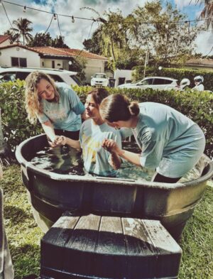 Angeline Moncayo Instagram - Mi vida espiritual ha sido fundamental en mi camino. Aunque estudié en un colegio católico, esa experiencia no fortaleció mi relación con Dios. Pero al crecer y atravesar todo lo que he vivido —especialmente en los últimos años— elegí volver a Él. Desde entonces, cada día experimento más, entiendo más y recibo más mensajes. Volví por elección, por amor y por conciencia.
Hoy comprendo que parte de mi propósito es compartir, con quien quiera escuchar, lo que he vivido a través de mi fe. Por eso tomé la decisión de volver a bautizarme: porque ahora estoy en paz con Él, porque elegí seguirlo plenamente y ser consciente de cada acto que hago para honrarlo, porque era necesario dejar atrás a la persona que fui —a quien agradezco— para caminar con una mirada nueva, firme y sin apartarme de Él.
Y aunque es una elección y una experiencia profundamente personal, sé que parte de mi propósito es hablar de cómo la fe ha sido clave en mi camino. Por eso, y por si puede servirle a alguien, hoy lo comparto con ustedes. Elijo volver a ti!🙏
Gracias a mi iglesia y a mis pastores por ser parte de mi historia. @marcellafattore @ezequielfattore
-Este post no es sobre religión, es sobre una relación con Dios.
Un día espero compartir con ustedes sobre esta parte de mi vida. 💜🙏🌱