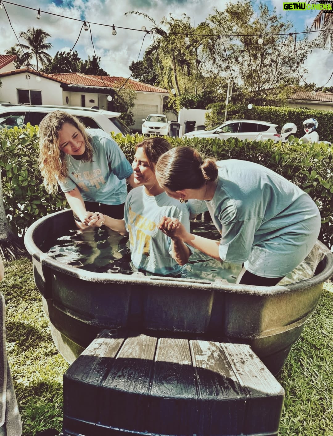 Angeline Moncayo - 2.3K Likes - Mi vida espiritual ha sido fundamental en mi camino. Aunque estudié en un colegio católico, esa experiencia no fortaleció mi relación con Dios. Pero al crecer y atravesar todo lo que he vivido —especialmente en los últimos años— elegí volver a Él. Desde entonces, cada día experimento más, entiendo más y recibo más mensajes. Volví por elección, por amor y por conciencia.

Hoy comprendo que parte de mi propósito es compartir, con quien quiera escuchar, lo que he vivido a través de mi fe. Por eso tomé la decisión de volver a bautizarme: porque ahora estoy en paz con Él, porque elegí seguirlo plenamente y ser consciente de cada acto que hago para honrarlo, porque era necesario dejar atrás a la persona que fui —a quien agradezco— para caminar con una mirada nueva, firme y sin apartarme de Él.

Y aunque es una elección y una experiencia profundamente personal, sé que parte de mi propósito es hablar de cómo la fe ha sido clave en mi camino. Por eso, y por si puede servirle a alguien, hoy lo comparto con ustedes. Elijo volver a ti!🙏 
Gracias a mi iglesia y a mis pastores por ser parte de mi historia. @marcellafattore @ezequielfattore

-Este post no es sobre religión, es sobre una relación con Dios. 
Un día espero compartir con ustedes sobre esta parte de mi vida. 💜🙏🌱