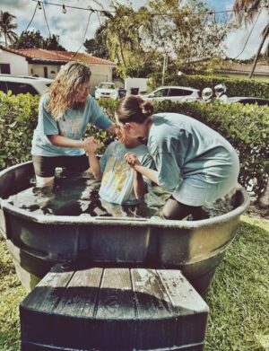 Angeline Moncayo Instagram - Mi vida espiritual ha sido fundamental en mi camino. Aunque estudié en un colegio católico, esa experiencia no fortaleció mi relación con Dios. Pero al crecer y atravesar todo lo que he vivido —especialmente en los últimos años— elegí volver a Él. Desde entonces, cada día experimento más, entiendo más y recibo más mensajes. Volví por elección, por amor y por conciencia.
Hoy comprendo que parte de mi propósito es compartir, con quien quiera escuchar, lo que he vivido a través de mi fe. Por eso tomé la decisión de volver a bautizarme: porque ahora estoy en paz con Él, porque elegí seguirlo plenamente y ser consciente de cada acto que hago para honrarlo, porque era necesario dejar atrás a la persona que fui —a quien agradezco— para caminar con una mirada nueva, firme y sin apartarme de Él.
Y aunque es una elección y una experiencia profundamente personal, sé que parte de mi propósito es hablar de cómo la fe ha sido clave en mi camino. Por eso, y por si puede servirle a alguien, hoy lo comparto con ustedes. Elijo volver a ti!🙏
Gracias a mi iglesia y a mis pastores por ser parte de mi historia. @marcellafattore @ezequielfattore
-Este post no es sobre religión, es sobre una relación con Dios.
Un día espero compartir con ustedes sobre esta parte de mi vida. 💜🙏🌱