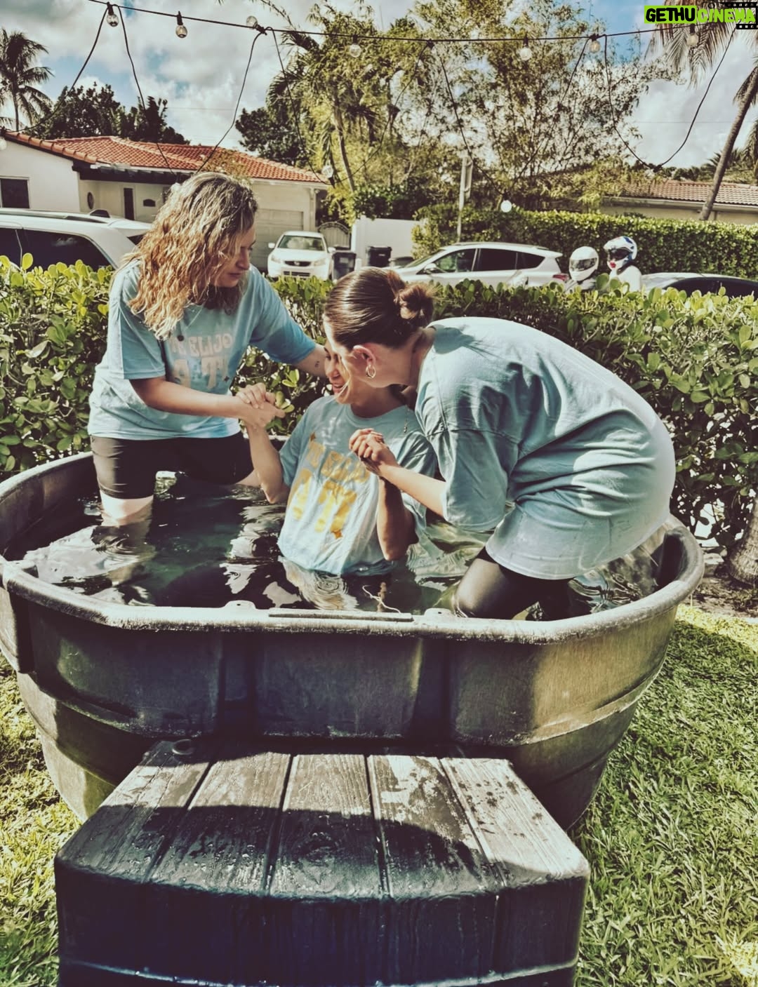 Angeline Moncayo - 2.3K Likes - Mi vida espiritual ha sido fundamental en mi camino. Aunque estudié en un colegio católico, esa experiencia no fortaleció mi relación con Dios. Pero al crecer y atravesar todo lo que he vivido —especialmente en los últimos años— elegí volver a Él. Desde entonces, cada día experimento más, entiendo más y recibo más mensajes. Volví por elección, por amor y por conciencia.

Hoy comprendo que parte de mi propósito es compartir, con quien quiera escuchar, lo que he vivido a través de mi fe. Por eso tomé la decisión de volver a bautizarme: porque ahora estoy en paz con Él, porque elegí seguirlo plenamente y ser consciente de cada acto que hago para honrarlo, porque era necesario dejar atrás a la persona que fui —a quien agradezco— para caminar con una mirada nueva, firme y sin apartarme de Él.

Y aunque es una elección y una experiencia profundamente personal, sé que parte de mi propósito es hablar de cómo la fe ha sido clave en mi camino. Por eso, y por si puede servirle a alguien, hoy lo comparto con ustedes. Elijo volver a ti!🙏 
Gracias a mi iglesia y a mis pastores por ser parte de mi historia. @marcellafattore @ezequielfattore

-Este post no es sobre religión, es sobre una relación con Dios. 
Un día espero compartir con ustedes sobre esta parte de mi vida. 💜🙏🌱