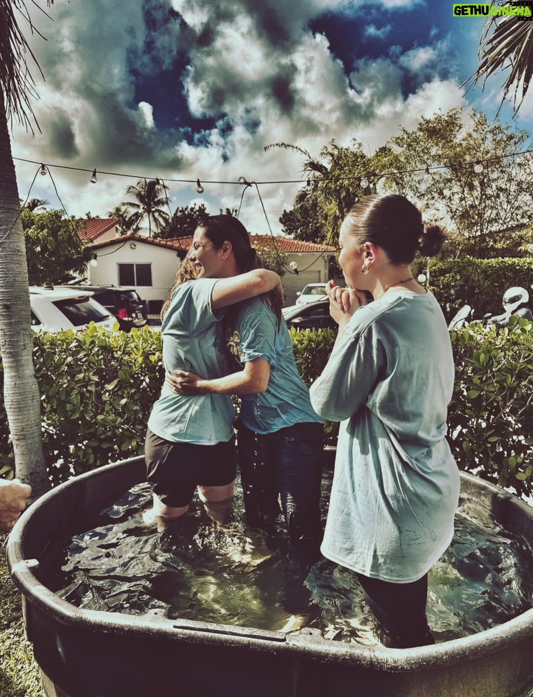 Angeline Moncayo - 2.3K Likes - Mi vida espiritual ha sido fundamental en mi camino. Aunque estudié en un colegio católico, esa experiencia no fortaleció mi relación con Dios. Pero al crecer y atravesar todo lo que he vivido —especialmente en los últimos años— elegí volver a Él. Desde entonces, cada día experimento más, entiendo más y recibo más mensajes. Volví por elección, por amor y por conciencia.

Hoy comprendo que parte de mi propósito es compartir, con quien quiera escuchar, lo que he vivido a través de mi fe. Por eso tomé la decisión de volver a bautizarme: porque ahora estoy en paz con Él, porque elegí seguirlo plenamente y ser consciente de cada acto que hago para honrarlo, porque era necesario dejar atrás a la persona que fui —a quien agradezco— para caminar con una mirada nueva, firme y sin apartarme de Él.

Y aunque es una elección y una experiencia profundamente personal, sé que parte de mi propósito es hablar de cómo la fe ha sido clave en mi camino. Por eso, y por si puede servirle a alguien, hoy lo comparto con ustedes. Elijo volver a ti!🙏 
Gracias a mi iglesia y a mis pastores por ser parte de mi historia. @marcellafattore @ezequielfattore

-Este post no es sobre religión, es sobre una relación con Dios. 
Un día espero compartir con ustedes sobre esta parte de mi vida. 💜🙏🌱