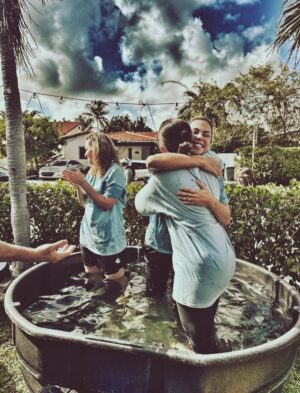 Angeline Moncayo Instagram - Mi vida espiritual ha sido fundamental en mi camino. Aunque estudié en un colegio católico, esa experiencia no fortaleció mi relación con Dios. Pero al crecer y atravesar todo lo que he vivido —especialmente en los últimos años— elegí volver a Él. Desde entonces, cada día experimento más, entiendo más y recibo más mensajes. Volví por elección, por amor y por conciencia.
Hoy comprendo que parte de mi propósito es compartir, con quien quiera escuchar, lo que he vivido a través de mi fe. Por eso tomé la decisión de volver a bautizarme: porque ahora estoy en paz con Él, porque elegí seguirlo plenamente y ser consciente de cada acto que hago para honrarlo, porque era necesario dejar atrás a la persona que fui —a quien agradezco— para caminar con una mirada nueva, firme y sin apartarme de Él.
Y aunque es una elección y una experiencia profundamente personal, sé que parte de mi propósito es hablar de cómo la fe ha sido clave en mi camino. Por eso, y por si puede servirle a alguien, hoy lo comparto con ustedes. Elijo volver a ti!🙏
Gracias a mi iglesia y a mis pastores por ser parte de mi historia. @marcellafattore @ezequielfattore
-Este post no es sobre religión, es sobre una relación con Dios.
Un día espero compartir con ustedes sobre esta parte de mi vida. 💜🙏🌱