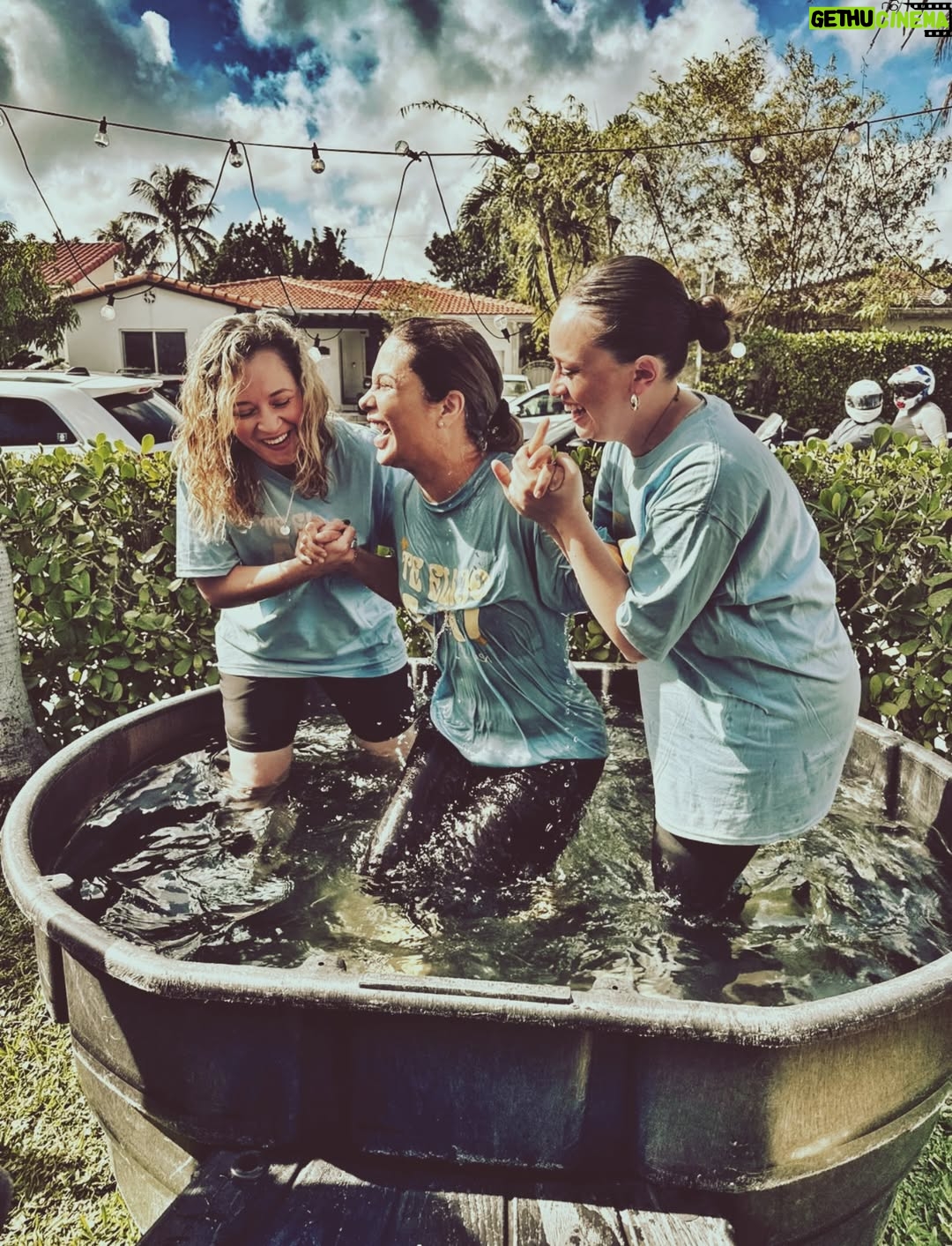 Angeline Moncayo - 2.3K Likes - Mi vida espiritual ha sido fundamental en mi camino. Aunque estudié en un colegio católico, esa experiencia no fortaleció mi relación con Dios. Pero al crecer y atravesar todo lo que he vivido —especialmente en los últimos años— elegí volver a Él. Desde entonces, cada día experimento más, entiendo más y recibo más mensajes. Volví por elección, por amor y por conciencia.

Hoy comprendo que parte de mi propósito es compartir, con quien quiera escuchar, lo que he vivido a través de mi fe. Por eso tomé la decisión de volver a bautizarme: porque ahora estoy en paz con Él, porque elegí seguirlo plenamente y ser consciente de cada acto que hago para honrarlo, porque era necesario dejar atrás a la persona que fui —a quien agradezco— para caminar con una mirada nueva, firme y sin apartarme de Él.

Y aunque es una elección y una experiencia profundamente personal, sé que parte de mi propósito es hablar de cómo la fe ha sido clave en mi camino. Por eso, y por si puede servirle a alguien, hoy lo comparto con ustedes. Elijo volver a ti!🙏 
Gracias a mi iglesia y a mis pastores por ser parte de mi historia. @marcellafattore @ezequielfattore

-Este post no es sobre religión, es sobre una relación con Dios. 
Un día espero compartir con ustedes sobre esta parte de mi vida. 💜🙏🌱