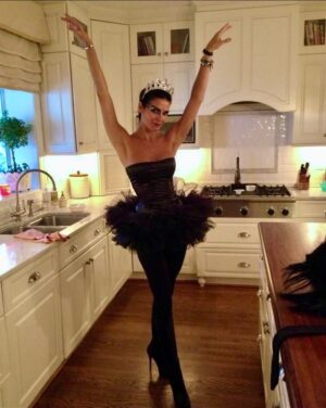 Angie Harmon Instagram - Happy Halloween Y’all 🎃🧡💀👻 🕷️