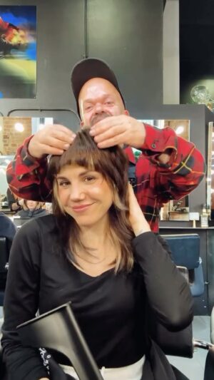 Angy Fernández Instagram - Cambio de pelo (otra vez).
Terapia y risas con mi peluquero favorito. ( @dannizu @corta_cabeza )
¿Qué os parece?
Editando inspirada en @jorgecyrus 🤣Me queda aún por aprender.
Espero que os riáis y os animéis a ese cambio que tenéis en mente 😉
Esto es una colaboración.