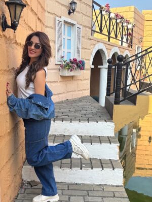 Anju Jadhav Instagram - The more you praise and celebrate your life, the more there is in life to celebrate.🥰❤️
Location @setsinthecity.in 
MUA @knockknock_smoothfaces @proartnilima.05 
Style by @viiracouture 
#casuals #look #instamood #instapic #cool #location