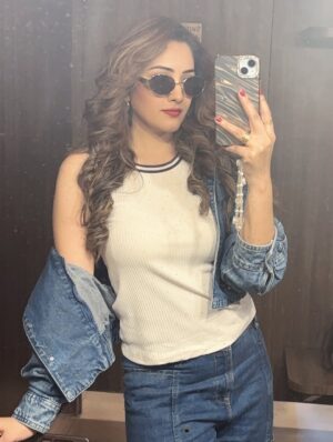 Anju Jadhav Instagram - The more you praise and celebrate your life, the more there is in life to celebrate.🥰❤️
Location @setsinthecity.in 
MUA @knockknock_smoothfaces @proartnilima.05 
Style by @viiracouture 
#casuals #look #instamood #instapic #cool #location