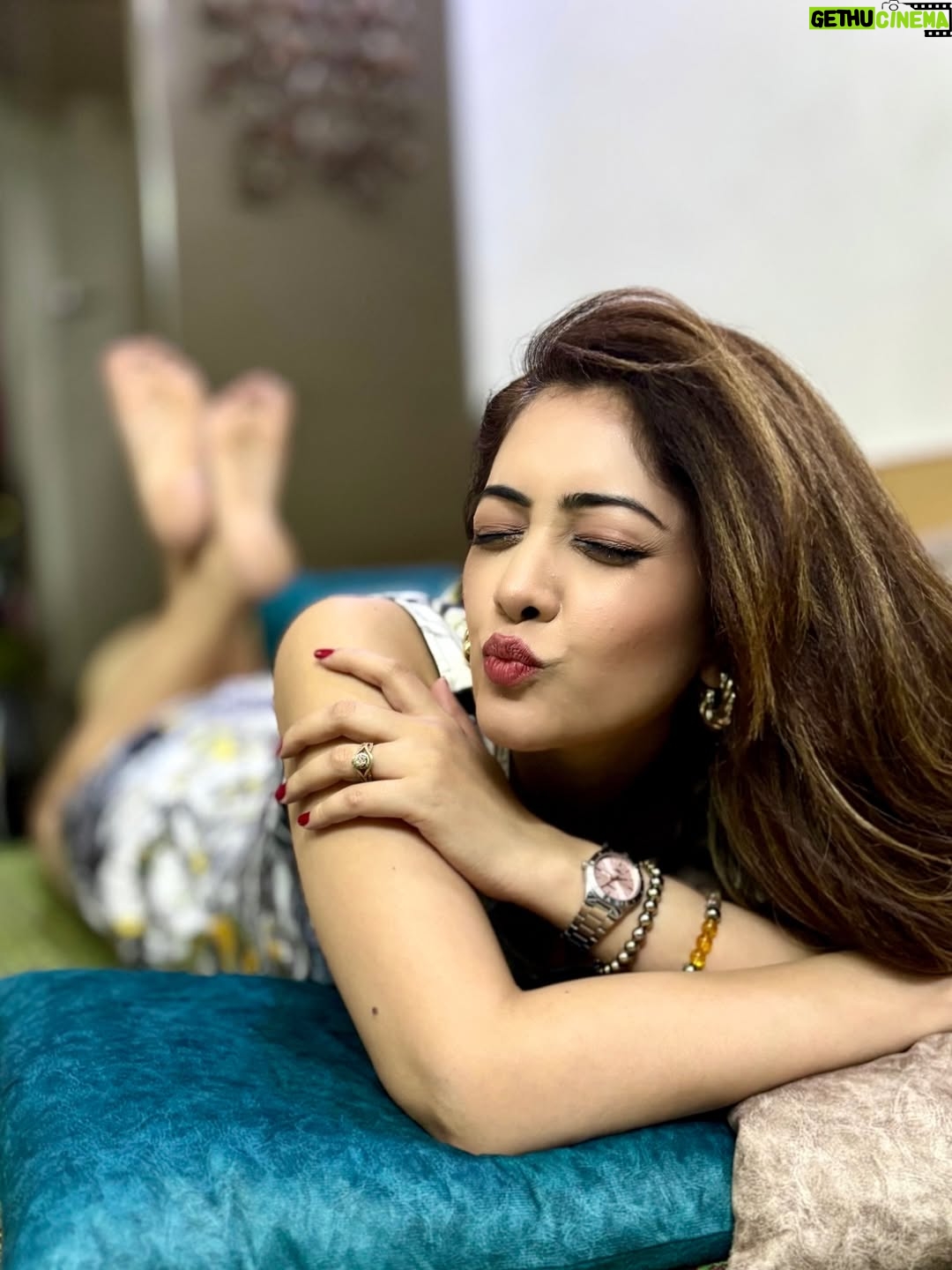 Anju Jadhav - 2.7K Likes - Weekend mode:ON 😄😎
#instapost #weekendvibes #fun #masti #stayhappy