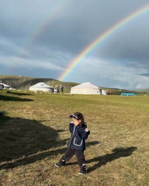 Ankhmaa Gankhuyag Instagram - 🏹🤼‍♂️ НААДАМ 2025 🏇🏆⛺️
Genghis khan polo camp🏇✨

Монгол өв уламжлалаа хадгалсан  энэ гайхалтай кемпэд  мөрөөдөн байж хоёр дахь удаагаа ирж байгаадаа маш их баяртай байна🙌
Төгөлдөр хуурын аяз, тав тух, байгаль,морин поло, Балба тогоочийн амттай хоол, Чарлигийн коктейль бүгийг нэг дор мэдрэх гайхалтай байлаа🍸🕯️🍽️

#GenghisKhanPoloClub #mongolger #NomadicVibes  #adventureawaits #naadam #mongolnaadam #наадам