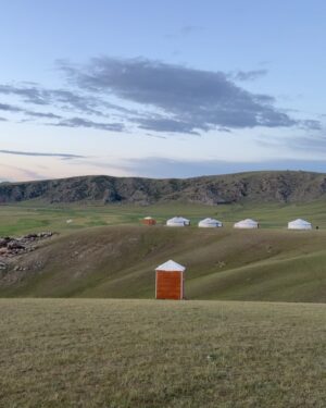 Ankhmaa Gankhuyag Instagram - 🏹🤼♂️ НААДАМ 2025 🏇🏆⛺️
Genghis khan polo camp🏇✨
Монгол өв уламжлалаа хадгалсан энэ гайхалтай кемпэд мөрөөдөн байж хоёр дахь удаагаа ирж байгаадаа маш их баяртай байна🙌
Төгөлдөр хуурын аяз, тав тух, байгаль,морин поло, Балба тогоочийн амттай хоол, Чарлигийн коктейль бүгийг нэг дор мэдрэх гайхалтай байлаа🍸🕯️🍽️
#GenghisKhanPoloClub #mongolger #NomadicVibes #adventureawaits #naadam #mongolnaadam #наадам
