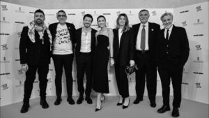 Anna Foglietta Instagram - Il 2025 è stato e continua ad essere un anno orribile. Sono accadute cose che rimangono incise a calce nella mia testa e i miei occhi hanno ormai un filtro che gli impedisce di guardare la realtà con la stessa dimensione e proporzione di sempre. 
La verità è che il popolo palestinese mi ha insegnato, ancora e ancora, da che parte stare e come desidero starci. Mi ha fatto capire a fondo che il bene si radica guardando in faccia il male e che non si può calcolare proprio niente quando si tratta di difendere la vita umana, e la mia di vita, è cambiata radicalmente e ha preso una forma nuova che mi corrisponde sempre di più. Tante persone se ne sono andate e altrettante ne ho trovate e sono felice così.. 
E sono felice soprattutto di poter ammettere che al mondo ci sono persone davvero straordinarie che trovano il modo ogni giorno di porre lo sguardo dove è giusto farlo. Di porre attenzione e cuore dove è scomodo farlo. Non mi sono mai sentita sola e desidero ringraziare con tutta me stessa le anime belle che sono con me e con noi in questa avventura incredibile che è @everychildismychildets. Questa associazione abitata da persone forti e volitive che dal 2017 non si ferma mai e trova soluzioni soprattutto nei momenti di buio e non si arrende mai, piuttosto moriremmo. Abbiamo capito che la bellezza del nostro agire risiede anche nel nostro sbagliare, nell’entusiasmo che mettiamo davanti l’impossibile.. e quando realizziamo che siamo riusciti a portare una banana a Gaza quel gesto diventa “IL GESTO” e ci da forza e coraggio per iniziare tante altre “prime volte” che fino a ieri sarebbero state impensabili e impossibili. Sono profondamente orgogliosa di tutte le donne e gli uomini che mettono a servizio della causa le loro competenze e il loro talento. Nulla è scontato nella vita e ogni dono che arriva lo considero prezioso. 
Un GRAZIE speciale a tutti i donatori e le donatrici che supportano in nostro progetto e che contribuiscono al cambiamento delle vite umane dei piccoli abitanti di questo folle mondo 
VI AMO DAVVERO 
.
.
.
@everychildismychildets