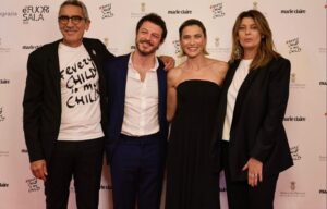 Anna Foglietta Instagram - Il 2025 è stato e continua ad essere un anno orribile. Sono accadute cose che rimangono incise a calce nella mia testa e i miei occhi hanno ormai un filtro che gli impedisce di guardare la realtà con la stessa dimensione e proporzione di sempre. 
La verità è che il popolo palestinese mi ha insegnato, ancora e ancora, da che parte stare e come desidero starci. Mi ha fatto capire a fondo che il bene si radica guardando in faccia il male e che non si può calcolare proprio niente quando si tratta di difendere la vita umana, e la mia di vita, è cambiata radicalmente e ha preso una forma nuova che mi corrisponde sempre di più. Tante persone se ne sono andate e altrettante ne ho trovate e sono felice così.. 
E sono felice soprattutto di poter ammettere che al mondo ci sono persone davvero straordinarie che trovano il modo ogni giorno di porre lo sguardo dove è giusto farlo. Di porre attenzione e cuore dove è scomodo farlo. Non mi sono mai sentita sola e desidero ringraziare con tutta me stessa le anime belle che sono con me e con noi in questa avventura incredibile che è @everychildismychildets. Questa associazione abitata da persone forti e volitive che dal 2017 non si ferma mai e trova soluzioni soprattutto nei momenti di buio e non si arrende mai, piuttosto moriremmo. Abbiamo capito che la bellezza del nostro agire risiede anche nel nostro sbagliare, nell’entusiasmo che mettiamo davanti l’impossibile.. e quando realizziamo che siamo riusciti a portare una banana a Gaza quel gesto diventa “IL GESTO” e ci da forza e coraggio per iniziare tante altre “prime volte” che fino a ieri sarebbero state impensabili e impossibili. Sono profondamente orgogliosa di tutte le donne e gli uomini che mettono a servizio della causa le loro competenze e il loro talento. Nulla è scontato nella vita e ogni dono che arriva lo considero prezioso. 
Un GRAZIE speciale a tutti i donatori e le donatrici che supportano in nostro progetto e che contribuiscono al cambiamento delle vite umane dei piccoli abitanti di questo folle mondo 
VI AMO DAVVERO 
.
.
.
@everychildismychildets