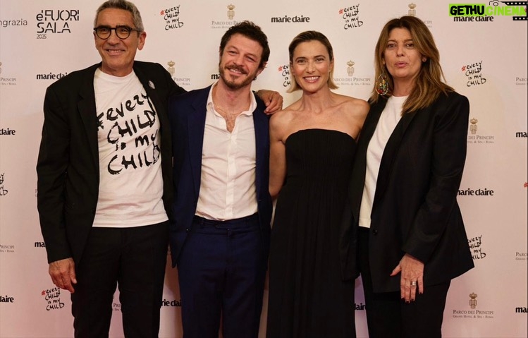 Anna Foglietta - 15.9K Likes - Il 2025 è stato e continua ad essere un anno orribile. Sono accadute cose che rimangono incise a calce nella mia testa e i miei occhi hanno ormai un filtro che gli impedisce di guardare la realtà con la stessa dimensione e proporzione di sempre. 
La verità è che il popolo palestinese mi ha insegnato, ancora e ancora, da che parte stare e come desidero starci. Mi ha fatto capire a fondo che il bene si radica guardando in faccia il male e che non si può calcolare proprio niente quando si tratta di difendere la vita umana, e la mia di vita, è cambiata radicalmente e ha preso una forma nuova che mi corrisponde sempre di più. Tante persone se ne sono andate e altrettante ne ho trovate e sono felice così.. 
E sono felice soprattutto di poter ammettere che al mondo ci sono persone davvero straordinarie che trovano il modo ogni giorno di porre lo sguardo dove è giusto farlo. Di porre attenzione e cuore dove è scomodo farlo. Non mi sono mai sentita sola e desidero ringraziare con tutta me stessa le anime belle che sono con me e con noi in questa avventura incredibile che è @everychildismychildets. Questa associazione abitata da persone forti e volitive che dal 2017 non si ferma mai e trova soluzioni soprattutto nei momenti di buio e non si arrende mai, piuttosto moriremmo. Abbiamo capito che la bellezza del nostro agire risiede anche nel nostro sbagliare, nell’entusiasmo che mettiamo davanti l’impossibile.. e quando realizziamo che siamo riusciti a portare una banana a Gaza quel gesto diventa “IL GESTO” e ci da forza e coraggio per iniziare tante altre “prime volte” che fino a ieri sarebbero state impensabili e impossibili. Sono profondamente orgogliosa di tutte le donne e gli uomini che mettono a servizio della causa le loro competenze e il loro talento. Nulla è scontato nella vita e ogni dono che arriva lo considero prezioso. 
Un GRAZIE speciale a tutti i donatori e le donatrici che supportano in nostro progetto e che contribuiscono al cambiamento delle vite umane dei piccoli abitanti di questo folle mondo 
VI AMO DAVVERO 
.
.
.
@everychildismychildets