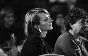 Anna Foglietta Instagram - Il 2025 è stato e continua ad essere un anno orribile. Sono accadute cose che rimangono incise a calce nella mia testa e i miei occhi hanno ormai un filtro che gli impedisce di guardare la realtà con la stessa dimensione e proporzione di sempre. 
La verità è che il popolo palestinese mi ha insegnato, ancora e ancora, da che parte stare e come desidero starci. Mi ha fatto capire a fondo che il bene si radica guardando in faccia il male e che non si può calcolare proprio niente quando si tratta di difendere la vita umana, e la mia di vita, è cambiata radicalmente e ha preso una forma nuova che mi corrisponde sempre di più. Tante persone se ne sono andate e altrettante ne ho trovate e sono felice così.. 
E sono felice soprattutto di poter ammettere che al mondo ci sono persone davvero straordinarie che trovano il modo ogni giorno di porre lo sguardo dove è giusto farlo. Di porre attenzione e cuore dove è scomodo farlo. Non mi sono mai sentita sola e desidero ringraziare con tutta me stessa le anime belle che sono con me e con noi in questa avventura incredibile che è @everychildismychildets. Questa associazione abitata da persone forti e volitive che dal 2017 non si ferma mai e trova soluzioni soprattutto nei momenti di buio e non si arrende mai, piuttosto moriremmo. Abbiamo capito che la bellezza del nostro agire risiede anche nel nostro sbagliare, nell’entusiasmo che mettiamo davanti l’impossibile.. e quando realizziamo che siamo riusciti a portare una banana a Gaza quel gesto diventa “IL GESTO” e ci da forza e coraggio per iniziare tante altre “prime volte” che fino a ieri sarebbero state impensabili e impossibili. Sono profondamente orgogliosa di tutte le donne e gli uomini che mettono a servizio della causa le loro competenze e il loro talento. Nulla è scontato nella vita e ogni dono che arriva lo considero prezioso. 
Un GRAZIE speciale a tutti i donatori e le donatrici che supportano in nostro progetto e che contribuiscono al cambiamento delle vite umane dei piccoli abitanti di questo folle mondo 
VI AMO DAVVERO 
.
.
.
@everychildismychildets