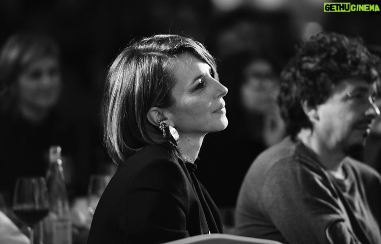 Anna Foglietta - 15.9K Likes - Il 2025 è stato e continua ad essere un anno orribile. Sono accadute cose che rimangono incise a calce nella mia testa e i miei occhi hanno ormai un filtro che gli impedisce di guardare la realtà con la stessa dimensione e proporzione di sempre. 
La verità è che il popolo palestinese mi ha insegnato, ancora e ancora, da che parte stare e come desidero starci. Mi ha fatto capire a fondo che il bene si radica guardando in faccia il male e che non si può calcolare proprio niente quando si tratta di difendere la vita umana, e la mia di vita, è cambiata radicalmente e ha preso una forma nuova che mi corrisponde sempre di più. Tante persone se ne sono andate e altrettante ne ho trovate e sono felice così.. 
E sono felice soprattutto di poter ammettere che al mondo ci sono persone davvero straordinarie che trovano il modo ogni giorno di porre lo sguardo dove è giusto farlo. Di porre attenzione e cuore dove è scomodo farlo. Non mi sono mai sentita sola e desidero ringraziare con tutta me stessa le anime belle che sono con me e con noi in questa avventura incredibile che è @everychildismychildets. Questa associazione abitata da persone forti e volitive che dal 2017 non si ferma mai e trova soluzioni soprattutto nei momenti di buio e non si arrende mai, piuttosto moriremmo. Abbiamo capito che la bellezza del nostro agire risiede anche nel nostro sbagliare, nell’entusiasmo che mettiamo davanti l’impossibile.. e quando realizziamo che siamo riusciti a portare una banana a Gaza quel gesto diventa “IL GESTO” e ci da forza e coraggio per iniziare tante altre “prime volte” che fino a ieri sarebbero state impensabili e impossibili. Sono profondamente orgogliosa di tutte le donne e gli uomini che mettono a servizio della causa le loro competenze e il loro talento. Nulla è scontato nella vita e ogni dono che arriva lo considero prezioso. 
Un GRAZIE speciale a tutti i donatori e le donatrici che supportano in nostro progetto e che contribuiscono al cambiamento delle vite umane dei piccoli abitanti di questo folle mondo 
VI AMO DAVVERO 
.
.
.
@everychildismychildets