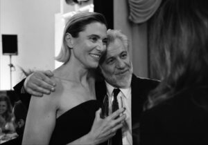 Anna Foglietta Instagram - Il 2025 è stato e continua ad essere un anno orribile. Sono accadute cose che rimangono incise a calce nella mia testa e i miei occhi hanno ormai un filtro che gli impedisce di guardare la realtà con la stessa dimensione e proporzione di sempre. 
La verità è che il popolo palestinese mi ha insegnato, ancora e ancora, da che parte stare e come desidero starci. Mi ha fatto capire a fondo che il bene si radica guardando in faccia il male e che non si può calcolare proprio niente quando si tratta di difendere la vita umana, e la mia di vita, è cambiata radicalmente e ha preso una forma nuova che mi corrisponde sempre di più. Tante persone se ne sono andate e altrettante ne ho trovate e sono felice così.. 
E sono felice soprattutto di poter ammettere che al mondo ci sono persone davvero straordinarie che trovano il modo ogni giorno di porre lo sguardo dove è giusto farlo. Di porre attenzione e cuore dove è scomodo farlo. Non mi sono mai sentita sola e desidero ringraziare con tutta me stessa le anime belle che sono con me e con noi in questa avventura incredibile che è @everychildismychildets. Questa associazione abitata da persone forti e volitive che dal 2017 non si ferma mai e trova soluzioni soprattutto nei momenti di buio e non si arrende mai, piuttosto moriremmo. Abbiamo capito che la bellezza del nostro agire risiede anche nel nostro sbagliare, nell’entusiasmo che mettiamo davanti l’impossibile.. e quando realizziamo che siamo riusciti a portare una banana a Gaza quel gesto diventa “IL GESTO” e ci da forza e coraggio per iniziare tante altre “prime volte” che fino a ieri sarebbero state impensabili e impossibili. Sono profondamente orgogliosa di tutte le donne e gli uomini che mettono a servizio della causa le loro competenze e il loro talento. Nulla è scontato nella vita e ogni dono che arriva lo considero prezioso. 
Un GRAZIE speciale a tutti i donatori e le donatrici che supportano in nostro progetto e che contribuiscono al cambiamento delle vite umane dei piccoli abitanti di questo folle mondo 
VI AMO DAVVERO 
.
.
.
@everychildismychildets