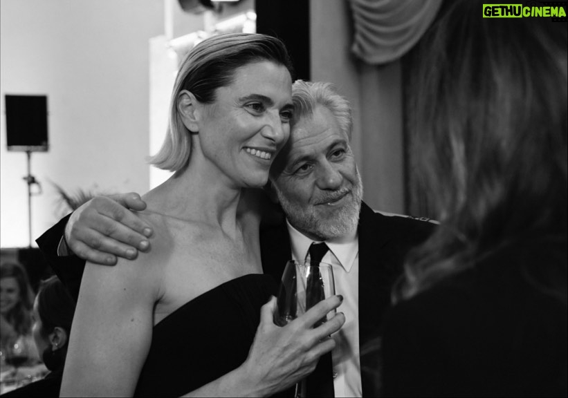 Anna Foglietta - 15.9K Likes - Il 2025 è stato e continua ad essere un anno orribile. Sono accadute cose che rimangono incise a calce nella mia testa e i miei occhi hanno ormai un filtro che gli impedisce di guardare la realtà con la stessa dimensione e proporzione di sempre. 
La verità è che il popolo palestinese mi ha insegnato, ancora e ancora, da che parte stare e come desidero starci. Mi ha fatto capire a fondo che il bene si radica guardando in faccia il male e che non si può calcolare proprio niente quando si tratta di difendere la vita umana, e la mia di vita, è cambiata radicalmente e ha preso una forma nuova che mi corrisponde sempre di più. Tante persone se ne sono andate e altrettante ne ho trovate e sono felice così.. 
E sono felice soprattutto di poter ammettere che al mondo ci sono persone davvero straordinarie che trovano il modo ogni giorno di porre lo sguardo dove è giusto farlo. Di porre attenzione e cuore dove è scomodo farlo. Non mi sono mai sentita sola e desidero ringraziare con tutta me stessa le anime belle che sono con me e con noi in questa avventura incredibile che è @everychildismychildets. Questa associazione abitata da persone forti e volitive che dal 2017 non si ferma mai e trova soluzioni soprattutto nei momenti di buio e non si arrende mai, piuttosto moriremmo. Abbiamo capito che la bellezza del nostro agire risiede anche nel nostro sbagliare, nell’entusiasmo che mettiamo davanti l’impossibile.. e quando realizziamo che siamo riusciti a portare una banana a Gaza quel gesto diventa “IL GESTO” e ci da forza e coraggio per iniziare tante altre “prime volte” che fino a ieri sarebbero state impensabili e impossibili. Sono profondamente orgogliosa di tutte le donne e gli uomini che mettono a servizio della causa le loro competenze e il loro talento. Nulla è scontato nella vita e ogni dono che arriva lo considero prezioso. 
Un GRAZIE speciale a tutti i donatori e le donatrici che supportano in nostro progetto e che contribuiscono al cambiamento delle vite umane dei piccoli abitanti di questo folle mondo 
VI AMO DAVVERO 
.
.
.
@everychildismychildets