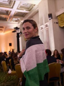 Anna Foglietta Instagram - Il 2025 è stato e continua ad essere un anno orribile. Sono accadute cose che rimangono incise a calce nella mia testa e i miei occhi hanno ormai un filtro che gli impedisce di guardare la realtà con la stessa dimensione e proporzione di sempre. 
La verità è che il popolo palestinese mi ha insegnato, ancora e ancora, da che parte stare e come desidero starci. Mi ha fatto capire a fondo che il bene si radica guardando in faccia il male e che non si può calcolare proprio niente quando si tratta di difendere la vita umana, e la mia di vita, è cambiata radicalmente e ha preso una forma nuova che mi corrisponde sempre di più. Tante persone se ne sono andate e altrettante ne ho trovate e sono felice così.. 
E sono felice soprattutto di poter ammettere che al mondo ci sono persone davvero straordinarie che trovano il modo ogni giorno di porre lo sguardo dove è giusto farlo. Di porre attenzione e cuore dove è scomodo farlo. Non mi sono mai sentita sola e desidero ringraziare con tutta me stessa le anime belle che sono con me e con noi in questa avventura incredibile che è @everychildismychildets. Questa associazione abitata da persone forti e volitive che dal 2017 non si ferma mai e trova soluzioni soprattutto nei momenti di buio e non si arrende mai, piuttosto moriremmo. Abbiamo capito che la bellezza del nostro agire risiede anche nel nostro sbagliare, nell’entusiasmo che mettiamo davanti l’impossibile.. e quando realizziamo che siamo riusciti a portare una banana a Gaza quel gesto diventa “IL GESTO” e ci da forza e coraggio per iniziare tante altre “prime volte” che fino a ieri sarebbero state impensabili e impossibili. Sono profondamente orgogliosa di tutte le donne e gli uomini che mettono a servizio della causa le loro competenze e il loro talento. Nulla è scontato nella vita e ogni dono che arriva lo considero prezioso. 
Un GRAZIE speciale a tutti i donatori e le donatrici che supportano in nostro progetto e che contribuiscono al cambiamento delle vite umane dei piccoli abitanti di questo folle mondo 
VI AMO DAVVERO 
.
.
.
@everychildismychildets