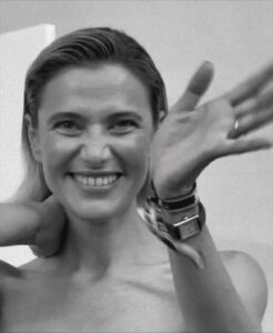 Anna Foglietta Instagram - Il 2025 è stato e continua ad essere un anno orribile. Sono accadute cose che rimangono incise a calce nella mia testa e i miei occhi hanno ormai un filtro che gli impedisce di guardare la realtà con la stessa dimensione e proporzione di sempre. 
La verità è che il popolo palestinese mi ha insegnato, ancora e ancora, da che parte stare e come desidero starci. Mi ha fatto capire a fondo che il bene si radica guardando in faccia il male e che non si può calcolare proprio niente quando si tratta di difendere la vita umana, e la mia di vita, è cambiata radicalmente e ha preso una forma nuova che mi corrisponde sempre di più. Tante persone se ne sono andate e altrettante ne ho trovate e sono felice così.. 
E sono felice soprattutto di poter ammettere che al mondo ci sono persone davvero straordinarie che trovano il modo ogni giorno di porre lo sguardo dove è giusto farlo. Di porre attenzione e cuore dove è scomodo farlo. Non mi sono mai sentita sola e desidero ringraziare con tutta me stessa le anime belle che sono con me e con noi in questa avventura incredibile che è @everychildismychildets. Questa associazione abitata da persone forti e volitive che dal 2017 non si ferma mai e trova soluzioni soprattutto nei momenti di buio e non si arrende mai, piuttosto moriremmo. Abbiamo capito che la bellezza del nostro agire risiede anche nel nostro sbagliare, nell’entusiasmo che mettiamo davanti l’impossibile.. e quando realizziamo che siamo riusciti a portare una banana a Gaza quel gesto diventa “IL GESTO” e ci da forza e coraggio per iniziare tante altre “prime volte” che fino a ieri sarebbero state impensabili e impossibili. Sono profondamente orgogliosa di tutte le donne e gli uomini che mettono a servizio della causa le loro competenze e il loro talento. Nulla è scontato nella vita e ogni dono che arriva lo considero prezioso. 
Un GRAZIE speciale a tutti i donatori e le donatrici che supportano in nostro progetto e che contribuiscono al cambiamento delle vite umane dei piccoli abitanti di questo folle mondo 
VI AMO DAVVERO 
.
.
.
@everychildismychildets