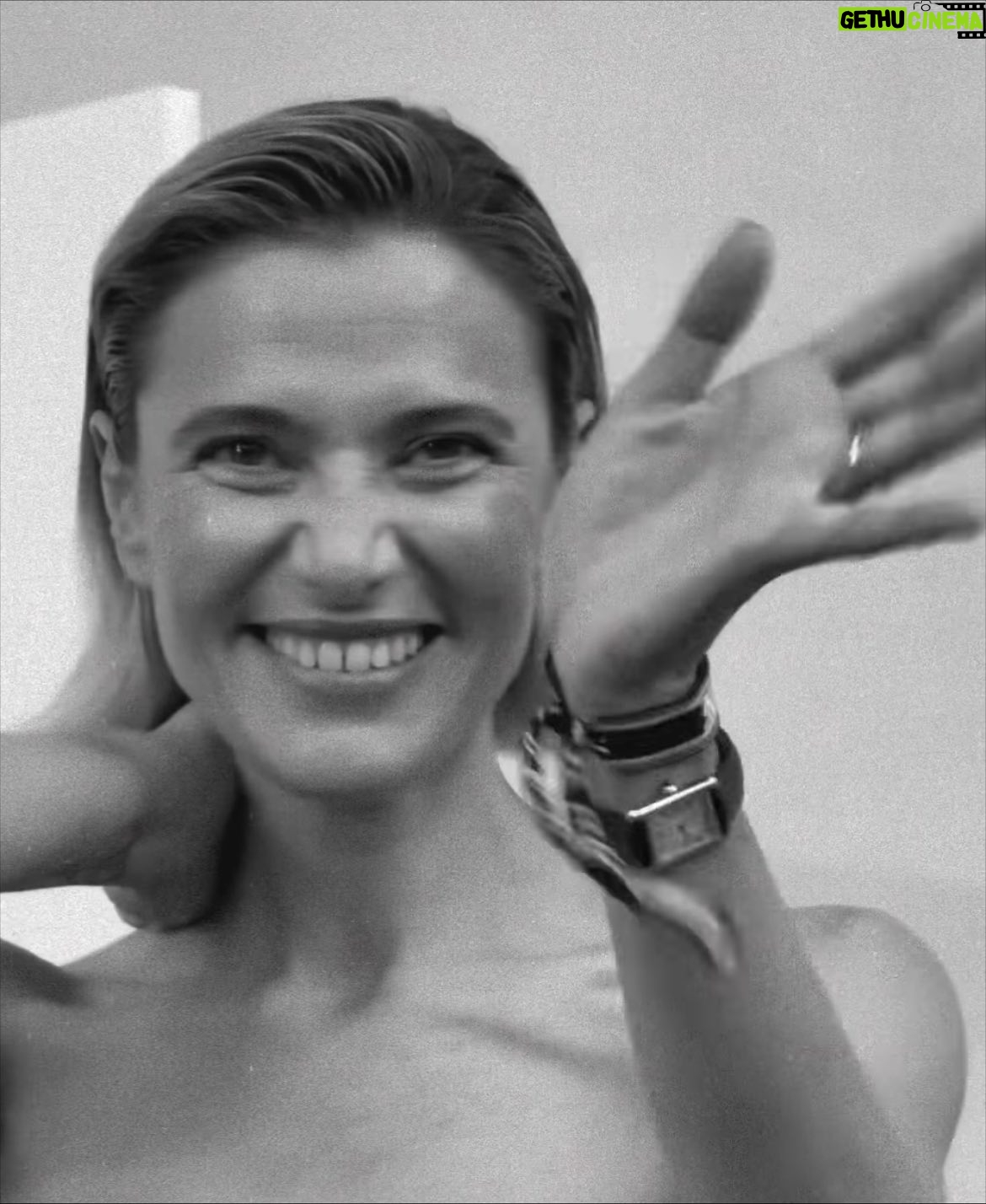 Anna Foglietta - 15.9K Likes - Il 2025 è stato e continua ad essere un anno orribile. Sono accadute cose che rimangono incise a calce nella mia testa e i miei occhi hanno ormai un filtro che gli impedisce di guardare la realtà con la stessa dimensione e proporzione di sempre. 
La verità è che il popolo palestinese mi ha insegnato, ancora e ancora, da che parte stare e come desidero starci. Mi ha fatto capire a fondo che il bene si radica guardando in faccia il male e che non si può calcolare proprio niente quando si tratta di difendere la vita umana, e la mia di vita, è cambiata radicalmente e ha preso una forma nuova che mi corrisponde sempre di più. Tante persone se ne sono andate e altrettante ne ho trovate e sono felice così.. 
E sono felice soprattutto di poter ammettere che al mondo ci sono persone davvero straordinarie che trovano il modo ogni giorno di porre lo sguardo dove è giusto farlo. Di porre attenzione e cuore dove è scomodo farlo. Non mi sono mai sentita sola e desidero ringraziare con tutta me stessa le anime belle che sono con me e con noi in questa avventura incredibile che è @everychildismychildets. Questa associazione abitata da persone forti e volitive che dal 2017 non si ferma mai e trova soluzioni soprattutto nei momenti di buio e non si arrende mai, piuttosto moriremmo. Abbiamo capito che la bellezza del nostro agire risiede anche nel nostro sbagliare, nell’entusiasmo che mettiamo davanti l’impossibile.. e quando realizziamo che siamo riusciti a portare una banana a Gaza quel gesto diventa “IL GESTO” e ci da forza e coraggio per iniziare tante altre “prime volte” che fino a ieri sarebbero state impensabili e impossibili. Sono profondamente orgogliosa di tutte le donne e gli uomini che mettono a servizio della causa le loro competenze e il loro talento. Nulla è scontato nella vita e ogni dono che arriva lo considero prezioso. 
Un GRAZIE speciale a tutti i donatori e le donatrici che supportano in nostro progetto e che contribuiscono al cambiamento delle vite umane dei piccoli abitanti di questo folle mondo 
VI AMO DAVVERO 
.
.
.
@everychildismychildets