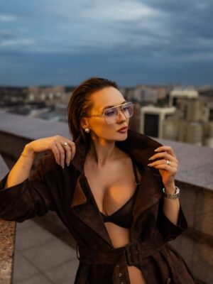 Anna Salivanchuk Instagram - Людина повинна бути твого розміру.
Не за зростом, не за вагою,навіть не за віком. А за внутрішнім масштабом.
Коли ти зустрічаєш « маленьку» людину , яка постійно зменшує твою цінність,твої бажання, твої мрії - ти наче стискаєшся сама. Живеш у вузьких рамках , де твої крила- обрізані. Бо комусь затісно від твоєї свободи.
А твого розміру-це коли поруч із тобою не страшно бути собою. 
Коли тебе не просять зменшитися, щоб не злякати.
Коли твої досягнення не викликають ревнощів, а твої сльози- насмішок. Це коли є простір бути великою, якою ти є насправді🙏🏻
Проблема в тому , що більшість звикли підлаштовуватися: схуднути для нього, мовчати для неї,менше хотіти, щоб не виглядати жадібною.🙈
Ми обрізаємо себе під чужий розмір- і втрачаємо власний.
Тому перевір : людина поруч із тобою дає тобі дихати на повні груди чи стискає твоє серце в кулак?
Бо справжня любов- це завжди про свободу♥️
А ти зараз поруч із тим , хто твого розміру?
Білизна та панчохи @riksi_ua 
Фото @suprun_photo 
Мейк @yarova_beauty 
Зачіска @romanchuk_hair