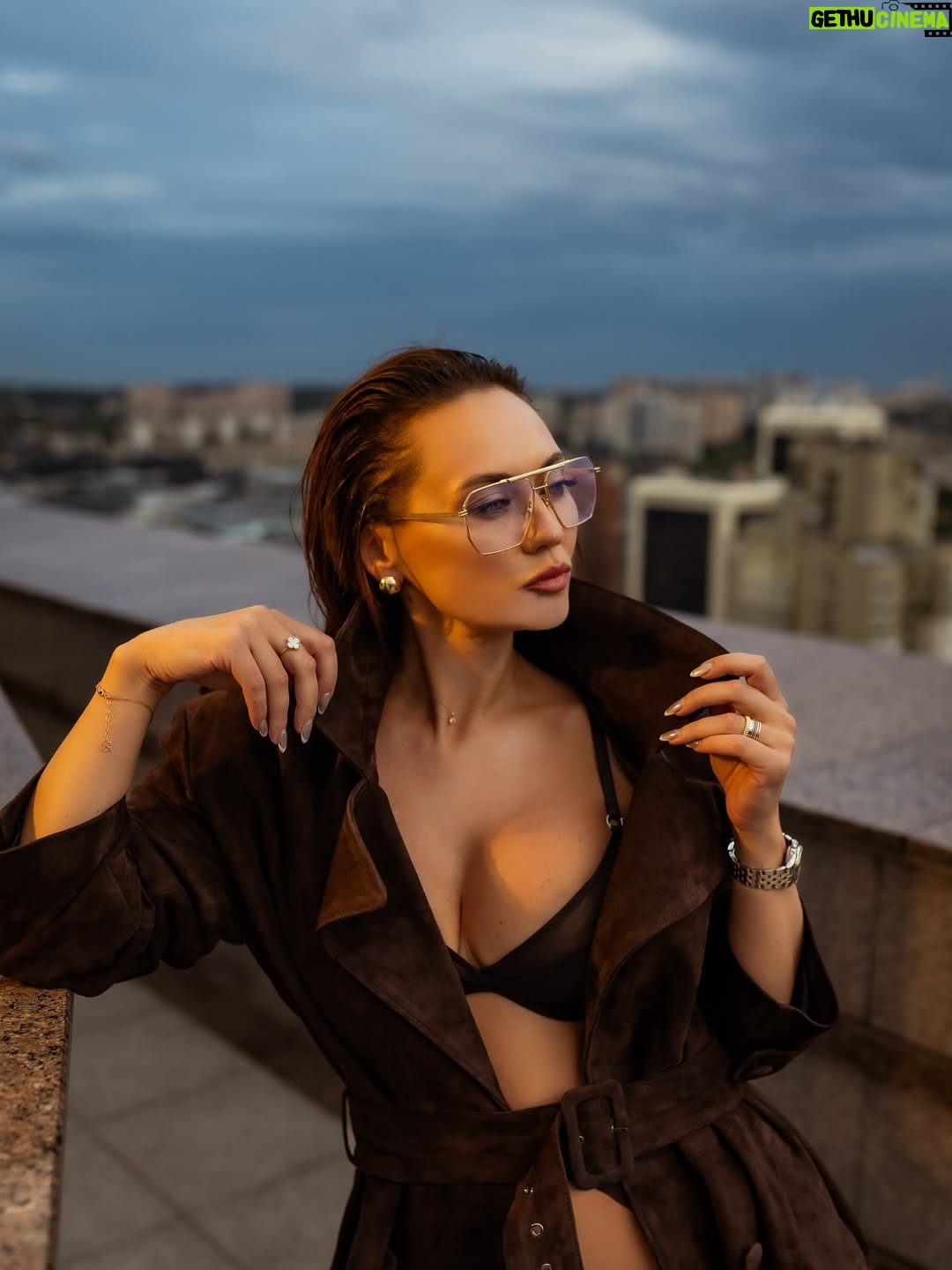 Anna Salivanchuk - 19.2K Likes - Людина повинна бути твого розміру.
Не за зростом, не за вагою,навіть не за віком. А за внутрішнім масштабом.
Коли ти зустрічаєш « маленьку» людину , яка постійно зменшує твою цінність,твої бажання, твої мрії - ти наче стискаєшся сама. Живеш у вузьких рамках , де твої крила- обрізані. Бо комусь затісно від твоєї свободи.
А твого розміру-це коли поруч із тобою не страшно бути собою. 
Коли тебе не просять зменшитися, щоб не злякати.
Коли твої досягнення не викликають ревнощів, а твої сльози- насмішок. Це коли є простір бути великою, якою ти є насправді🙏🏻
Проблема в тому , що більшість звикли підлаштовуватися: схуднути для нього, мовчати для неї,менше хотіти, щоб не виглядати жадібною.🙈
Ми обрізаємо себе під чужий розмір- і втрачаємо власний.
Тому перевір : людина поруч із тобою дає тобі дихати на повні груди чи стискає твоє серце в кулак?
Бо справжня любов- це завжди про свободу♥️
А ти зараз поруч із тим , хто твого розміру?
Білизна та панчохи @riksi_ua 
Фото @suprun_photo 
Мейк @yarova_beauty 
Зачіска @romanchuk_hair