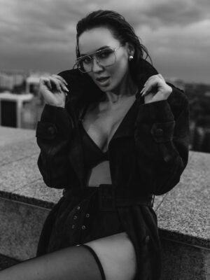 Anna Salivanchuk Instagram - Людина повинна бути твого розміру.
Не за зростом, не за вагою,навіть не за віком. А за внутрішнім масштабом.
Коли ти зустрічаєш « маленьку» людину , яка постійно зменшує твою цінність,твої бажання, твої мрії - ти наче стискаєшся сама. Живеш у вузьких рамках , де твої крила- обрізані. Бо комусь затісно від твоєї свободи.
А твого розміру-це коли поруч із тобою не страшно бути собою. 
Коли тебе не просять зменшитися, щоб не злякати.
Коли твої досягнення не викликають ревнощів, а твої сльози- насмішок. Це коли є простір бути великою, якою ти є насправді🙏🏻
Проблема в тому , що більшість звикли підлаштовуватися: схуднути для нього, мовчати для неї,менше хотіти, щоб не виглядати жадібною.🙈
Ми обрізаємо себе під чужий розмір- і втрачаємо власний.
Тому перевір : людина поруч із тобою дає тобі дихати на повні груди чи стискає твоє серце в кулак?
Бо справжня любов- це завжди про свободу♥️
А ти зараз поруч із тим , хто твого розміру?
Білизна та панчохи @riksi_ua 
Фото @suprun_photo 
Мейк @yarova_beauty 
Зачіска @romanchuk_hair
