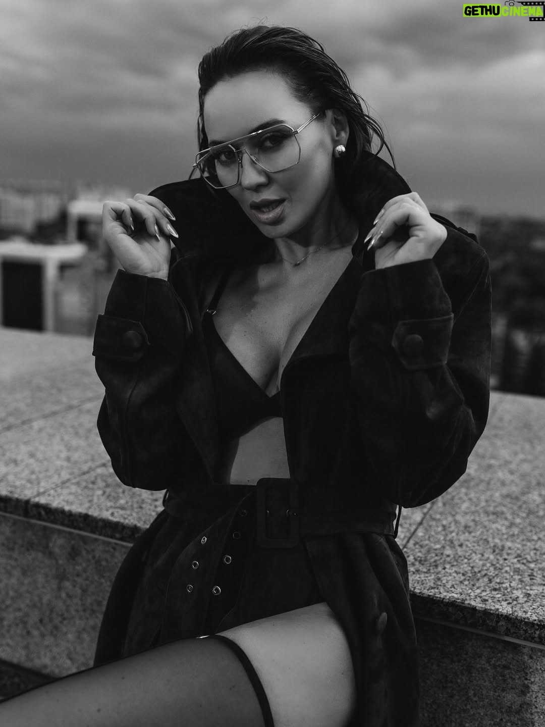 Anna Salivanchuk - 19.2K Likes - Людина повинна бути твого розміру.
Не за зростом, не за вагою,навіть не за віком. А за внутрішнім масштабом.
Коли ти зустрічаєш « маленьку» людину , яка постійно зменшує твою цінність,твої бажання, твої мрії - ти наче стискаєшся сама. Живеш у вузьких рамках , де твої крила- обрізані. Бо комусь затісно від твоєї свободи.
А твого розміру-це коли поруч із тобою не страшно бути собою. 
Коли тебе не просять зменшитися, щоб не злякати.
Коли твої досягнення не викликають ревнощів, а твої сльози- насмішок. Це коли є простір бути великою, якою ти є насправді🙏🏻
Проблема в тому , що більшість звикли підлаштовуватися: схуднути для нього, мовчати для неї,менше хотіти, щоб не виглядати жадібною.🙈
Ми обрізаємо себе під чужий розмір- і втрачаємо власний.
Тому перевір : людина поруч із тобою дає тобі дихати на повні груди чи стискає твоє серце в кулак?
Бо справжня любов- це завжди про свободу♥️
А ти зараз поруч із тим , хто твого розміру?
Білизна та панчохи @riksi_ua 
Фото @suprun_photo 
Мейк @yarova_beauty 
Зачіска @romanchuk_hair