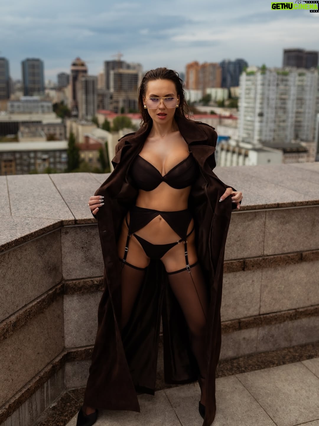 Anna Salivanchuk - 19.2K Likes - Людина повинна бути твого розміру.
Не за зростом, не за вагою,навіть не за віком. А за внутрішнім масштабом.
Коли ти зустрічаєш « маленьку» людину , яка постійно зменшує твою цінність,твої бажання, твої мрії - ти наче стискаєшся сама. Живеш у вузьких рамках , де твої крила- обрізані. Бо комусь затісно від твоєї свободи.
А твого розміру-це коли поруч із тобою не страшно бути собою. 
Коли тебе не просять зменшитися, щоб не злякати.
Коли твої досягнення не викликають ревнощів, а твої сльози- насмішок. Це коли є простір бути великою, якою ти є насправді🙏🏻
Проблема в тому , що більшість звикли підлаштовуватися: схуднути для нього, мовчати для неї,менше хотіти, щоб не виглядати жадібною.🙈
Ми обрізаємо себе під чужий розмір- і втрачаємо власний.
Тому перевір : людина поруч із тобою дає тобі дихати на повні груди чи стискає твоє серце в кулак?
Бо справжня любов- це завжди про свободу♥️
А ти зараз поруч із тим , хто твого розміру?
Білизна та панчохи @riksi_ua 
Фото @suprun_photo 
Мейк @yarova_beauty 
Зачіска @romanchuk_hair