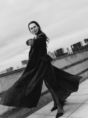 Anna Salivanchuk Instagram - Людина повинна бути твого розміру.
Не за зростом, не за вагою,навіть не за віком. А за внутрішнім масштабом.
Коли ти зустрічаєш « маленьку» людину , яка постійно зменшує твою цінність,твої бажання, твої мрії - ти наче стискаєшся сама. Живеш у вузьких рамках , де твої крила- обрізані. Бо комусь затісно від твоєї свободи.
А твого розміру-це коли поруч із тобою не страшно бути собою. 
Коли тебе не просять зменшитися, щоб не злякати.
Коли твої досягнення не викликають ревнощів, а твої сльози- насмішок. Це коли є простір бути великою, якою ти є насправді🙏🏻
Проблема в тому , що більшість звикли підлаштовуватися: схуднути для нього, мовчати для неї,менше хотіти, щоб не виглядати жадібною.🙈
Ми обрізаємо себе під чужий розмір- і втрачаємо власний.
Тому перевір : людина поруч із тобою дає тобі дихати на повні груди чи стискає твоє серце в кулак?
Бо справжня любов- це завжди про свободу♥️
А ти зараз поруч із тим , хто твого розміру?
Білизна та панчохи @riksi_ua 
Фото @suprun_photo 
Мейк @yarova_beauty 
Зачіска @romanchuk_hair