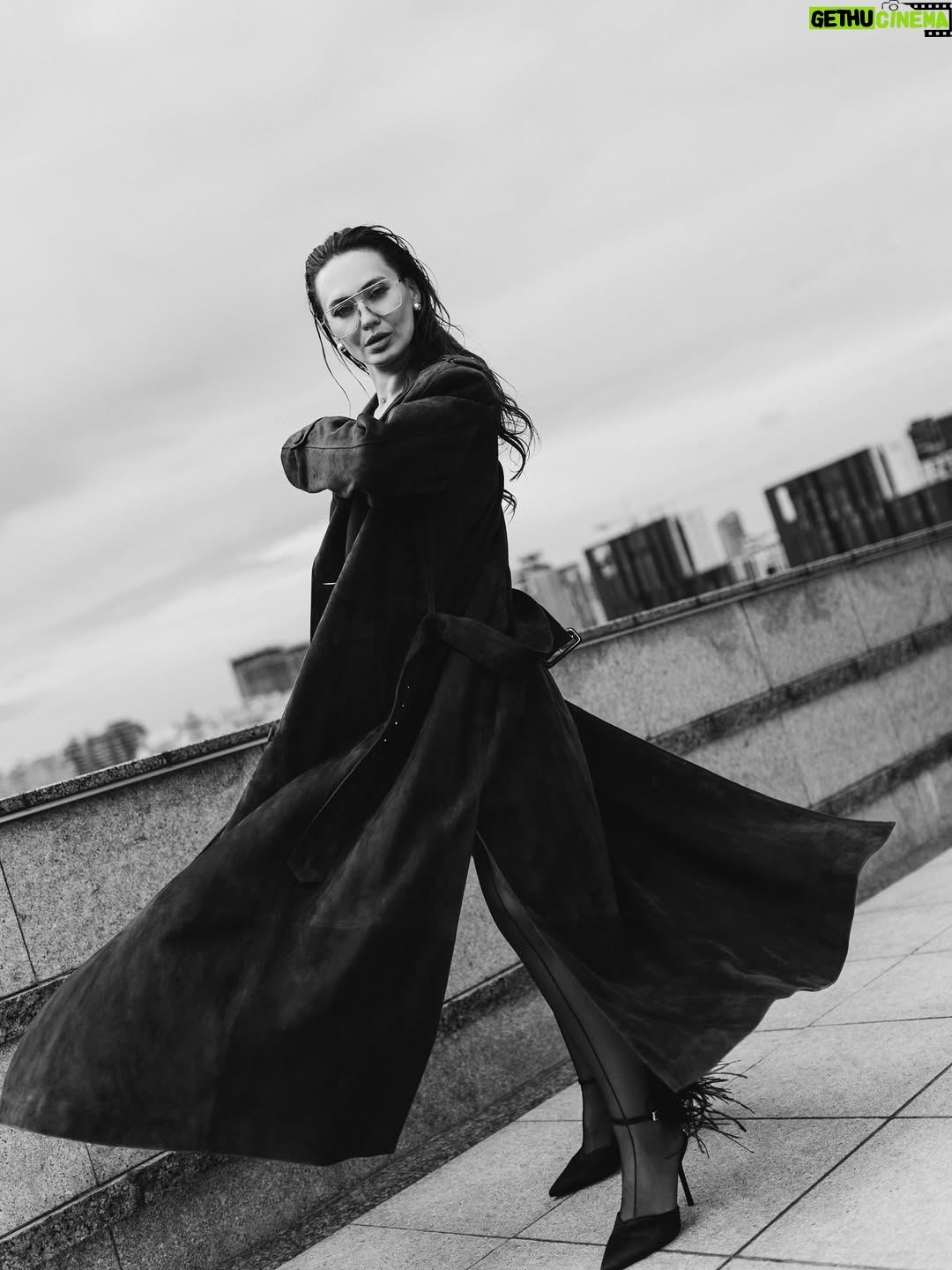 Anna Salivanchuk - 19.2K Likes - Людина повинна бути твого розміру.
Не за зростом, не за вагою,навіть не за віком. А за внутрішнім масштабом.
Коли ти зустрічаєш « маленьку» людину , яка постійно зменшує твою цінність,твої бажання, твої мрії - ти наче стискаєшся сама. Живеш у вузьких рамках , де твої крила- обрізані. Бо комусь затісно від твоєї свободи.
А твого розміру-це коли поруч із тобою не страшно бути собою. 
Коли тебе не просять зменшитися, щоб не злякати.
Коли твої досягнення не викликають ревнощів, а твої сльози- насмішок. Це коли є простір бути великою, якою ти є насправді🙏🏻
Проблема в тому , що більшість звикли підлаштовуватися: схуднути для нього, мовчати для неї,менше хотіти, щоб не виглядати жадібною.🙈
Ми обрізаємо себе під чужий розмір- і втрачаємо власний.
Тому перевір : людина поруч із тобою дає тобі дихати на повні груди чи стискає твоє серце в кулак?
Бо справжня любов- це завжди про свободу♥️
А ти зараз поруч із тим , хто твого розміру?
Білизна та панчохи @riksi_ua 
Фото @suprun_photo 
Мейк @yarova_beauty 
Зачіска @romanchuk_hair