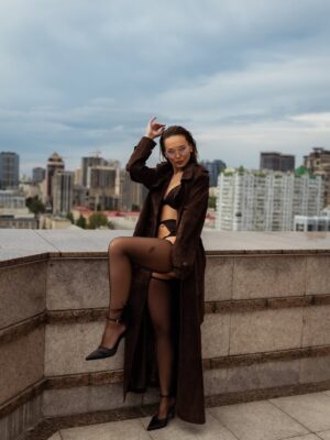 Anna Salivanchuk Instagram - Людина повинна бути твого розміру.
Не за зростом, не за вагою,навіть не за віком. А за внутрішнім масштабом.
Коли ти зустрічаєш « маленьку» людину , яка постійно зменшує твою цінність,твої бажання, твої мрії - ти наче стискаєшся сама. Живеш у вузьких рамках , де твої крила- обрізані. Бо комусь затісно від твоєї свободи.
А твого розміру-це коли поруч із тобою не страшно бути собою. 
Коли тебе не просять зменшитися, щоб не злякати.
Коли твої досягнення не викликають ревнощів, а твої сльози- насмішок. Це коли є простір бути великою, якою ти є насправді🙏🏻
Проблема в тому , що більшість звикли підлаштовуватися: схуднути для нього, мовчати для неї,менше хотіти, щоб не виглядати жадібною.🙈
Ми обрізаємо себе під чужий розмір- і втрачаємо власний.
Тому перевір : людина поруч із тобою дає тобі дихати на повні груди чи стискає твоє серце в кулак?
Бо справжня любов- це завжди про свободу♥️
А ти зараз поруч із тим , хто твого розміру?
Білизна та панчохи @riksi_ua 
Фото @suprun_photo 
Мейк @yarova_beauty 
Зачіска @romanchuk_hair