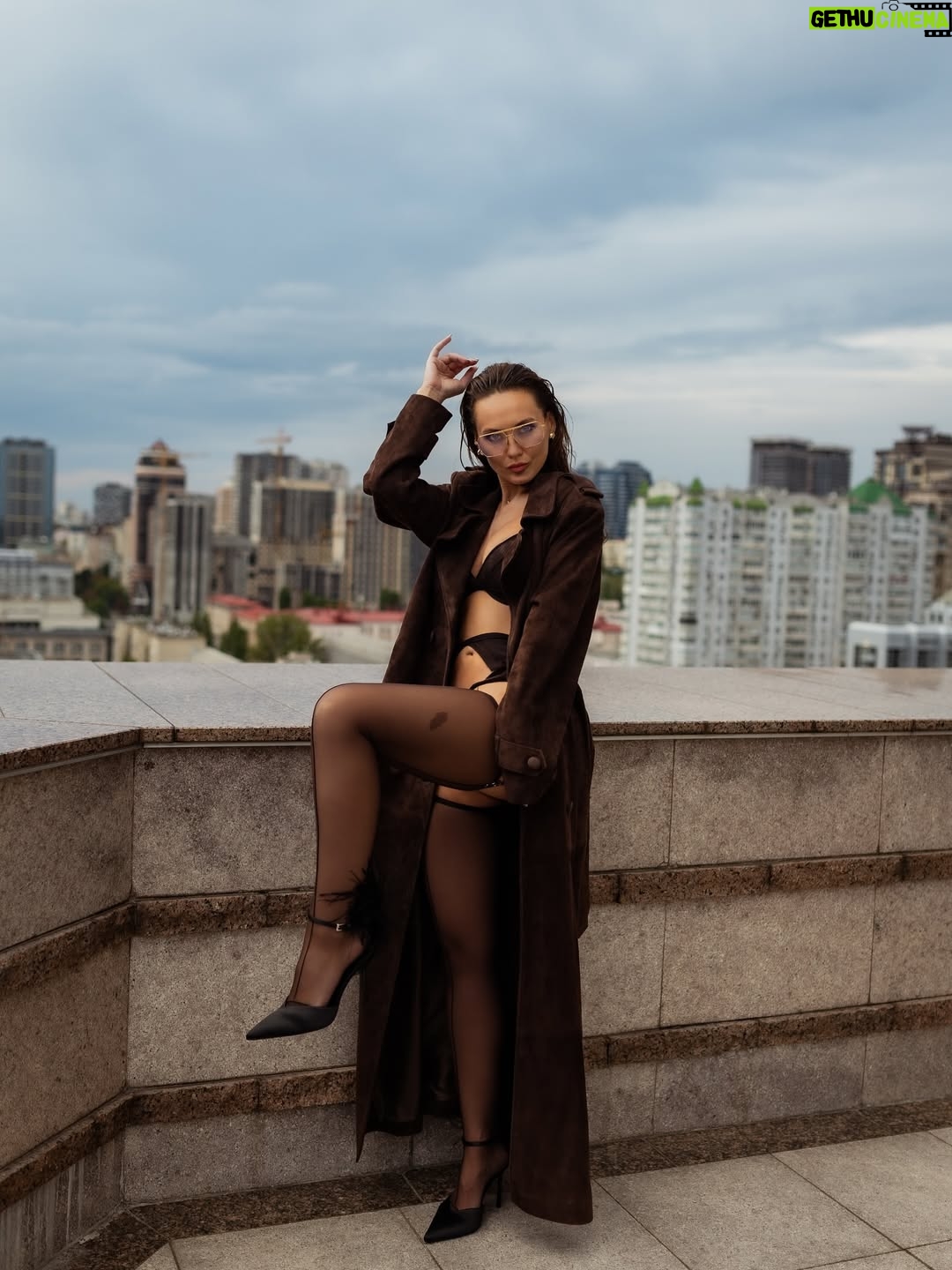 Anna Salivanchuk - 19.2K Likes - Людина повинна бути твого розміру.
Не за зростом, не за вагою,навіть не за віком. А за внутрішнім масштабом.
Коли ти зустрічаєш « маленьку» людину , яка постійно зменшує твою цінність,твої бажання, твої мрії - ти наче стискаєшся сама. Живеш у вузьких рамках , де твої крила- обрізані. Бо комусь затісно від твоєї свободи.
А твого розміру-це коли поруч із тобою не страшно бути собою. 
Коли тебе не просять зменшитися, щоб не злякати.
Коли твої досягнення не викликають ревнощів, а твої сльози- насмішок. Це коли є простір бути великою, якою ти є насправді🙏🏻
Проблема в тому , що більшість звикли підлаштовуватися: схуднути для нього, мовчати для неї,менше хотіти, щоб не виглядати жадібною.🙈
Ми обрізаємо себе під чужий розмір- і втрачаємо власний.
Тому перевір : людина поруч із тобою дає тобі дихати на повні груди чи стискає твоє серце в кулак?
Бо справжня любов- це завжди про свободу♥️
А ти зараз поруч із тим , хто твого розміру?
Білизна та панчохи @riksi_ua 
Фото @suprun_photo 
Мейк @yarova_beauty 
Зачіска @romanchuk_hair