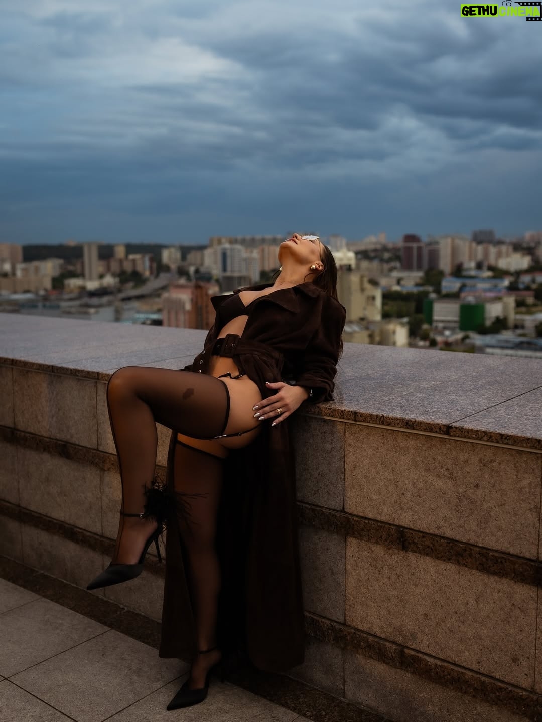 Anna Salivanchuk - 19.2K Likes - Людина повинна бути твого розміру.
Не за зростом, не за вагою,навіть не за віком. А за внутрішнім масштабом.
Коли ти зустрічаєш « маленьку» людину , яка постійно зменшує твою цінність,твої бажання, твої мрії - ти наче стискаєшся сама. Живеш у вузьких рамках , де твої крила- обрізані. Бо комусь затісно від твоєї свободи.
А твого розміру-це коли поруч із тобою не страшно бути собою. 
Коли тебе не просять зменшитися, щоб не злякати.
Коли твої досягнення не викликають ревнощів, а твої сльози- насмішок. Це коли є простір бути великою, якою ти є насправді🙏🏻
Проблема в тому , що більшість звикли підлаштовуватися: схуднути для нього, мовчати для неї,менше хотіти, щоб не виглядати жадібною.🙈
Ми обрізаємо себе під чужий розмір- і втрачаємо власний.
Тому перевір : людина поруч із тобою дає тобі дихати на повні груди чи стискає твоє серце в кулак?
Бо справжня любов- це завжди про свободу♥️
А ти зараз поруч із тим , хто твого розміру?
Білизна та панчохи @riksi_ua 
Фото @suprun_photo 
Мейк @yarova_beauty 
Зачіска @romanchuk_hair