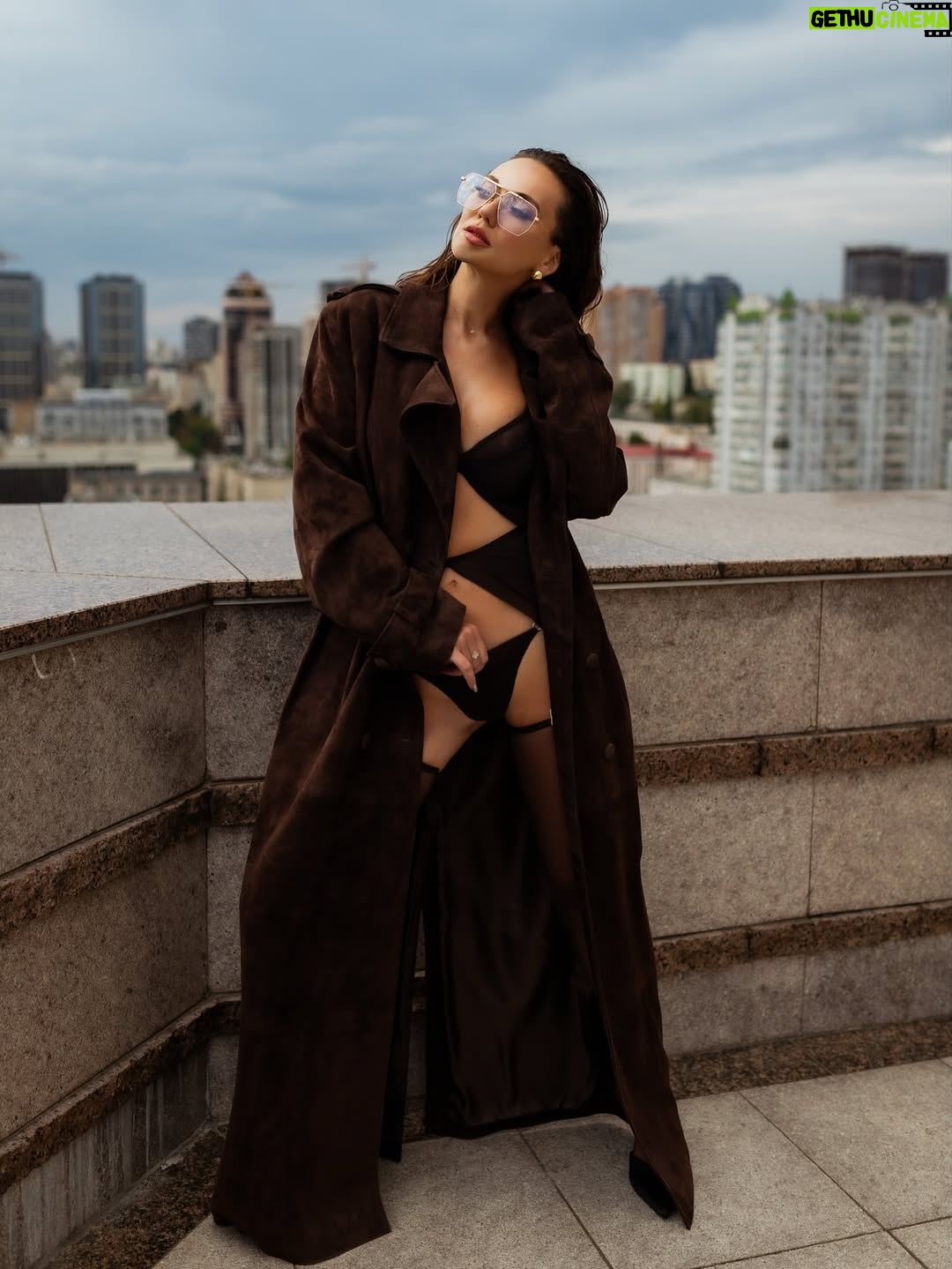 Anna Salivanchuk - 19.2K Likes - Людина повинна бути твого розміру.
Не за зростом, не за вагою,навіть не за віком. А за внутрішнім масштабом.
Коли ти зустрічаєш « маленьку» людину , яка постійно зменшує твою цінність,твої бажання, твої мрії - ти наче стискаєшся сама. Живеш у вузьких рамках , де твої крила- обрізані. Бо комусь затісно від твоєї свободи.
А твого розміру-це коли поруч із тобою не страшно бути собою. 
Коли тебе не просять зменшитися, щоб не злякати.
Коли твої досягнення не викликають ревнощів, а твої сльози- насмішок. Це коли є простір бути великою, якою ти є насправді🙏🏻
Проблема в тому , що більшість звикли підлаштовуватися: схуднути для нього, мовчати для неї,менше хотіти, щоб не виглядати жадібною.🙈
Ми обрізаємо себе під чужий розмір- і втрачаємо власний.
Тому перевір : людина поруч із тобою дає тобі дихати на повні груди чи стискає твоє серце в кулак?
Бо справжня любов- це завжди про свободу♥️
А ти зараз поруч із тим , хто твого розміру?
Білизна та панчохи @riksi_ua 
Фото @suprun_photo 
Мейк @yarova_beauty 
Зачіска @romanchuk_hair