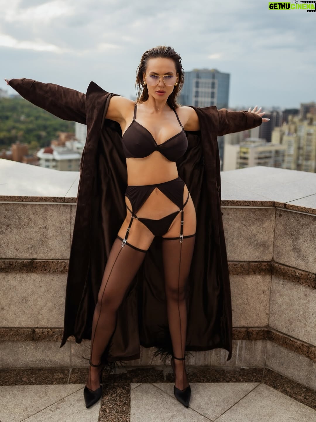 Anna Salivanchuk - 19.2K Likes - Людина повинна бути твого розміру.
Не за зростом, не за вагою,навіть не за віком. А за внутрішнім масштабом.
Коли ти зустрічаєш « маленьку» людину , яка постійно зменшує твою цінність,твої бажання, твої мрії - ти наче стискаєшся сама. Живеш у вузьких рамках , де твої крила- обрізані. Бо комусь затісно від твоєї свободи.
А твого розміру-це коли поруч із тобою не страшно бути собою. 
Коли тебе не просять зменшитися, щоб не злякати.
Коли твої досягнення не викликають ревнощів, а твої сльози- насмішок. Це коли є простір бути великою, якою ти є насправді🙏🏻
Проблема в тому , що більшість звикли підлаштовуватися: схуднути для нього, мовчати для неї,менше хотіти, щоб не виглядати жадібною.🙈
Ми обрізаємо себе під чужий розмір- і втрачаємо власний.
Тому перевір : людина поруч із тобою дає тобі дихати на повні груди чи стискає твоє серце в кулак?
Бо справжня любов- це завжди про свободу♥️
А ти зараз поруч із тим , хто твого розміру?
Білизна та панчохи @riksi_ua 
Фото @suprun_photo 
Мейк @yarova_beauty 
Зачіска @romanchuk_hair