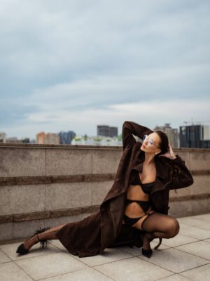 Anna Salivanchuk Instagram - Людина повинна бути твого розміру.
Не за зростом, не за вагою,навіть не за віком. А за внутрішнім масштабом.
Коли ти зустрічаєш « маленьку» людину , яка постійно зменшує твою цінність,твої бажання, твої мрії - ти наче стискаєшся сама. Живеш у вузьких рамках , де твої крила- обрізані. Бо комусь затісно від твоєї свободи.
А твого розміру-це коли поруч із тобою не страшно бути собою. 
Коли тебе не просять зменшитися, щоб не злякати.
Коли твої досягнення не викликають ревнощів, а твої сльози- насмішок. Це коли є простір бути великою, якою ти є насправді🙏🏻
Проблема в тому , що більшість звикли підлаштовуватися: схуднути для нього, мовчати для неї,менше хотіти, щоб не виглядати жадібною.🙈
Ми обрізаємо себе під чужий розмір- і втрачаємо власний.
Тому перевір : людина поруч із тобою дає тобі дихати на повні груди чи стискає твоє серце в кулак?
Бо справжня любов- це завжди про свободу♥️
А ти зараз поруч із тим , хто твого розміру?
Білизна та панчохи @riksi_ua 
Фото @suprun_photo 
Мейк @yarova_beauty 
Зачіска @romanchuk_hair