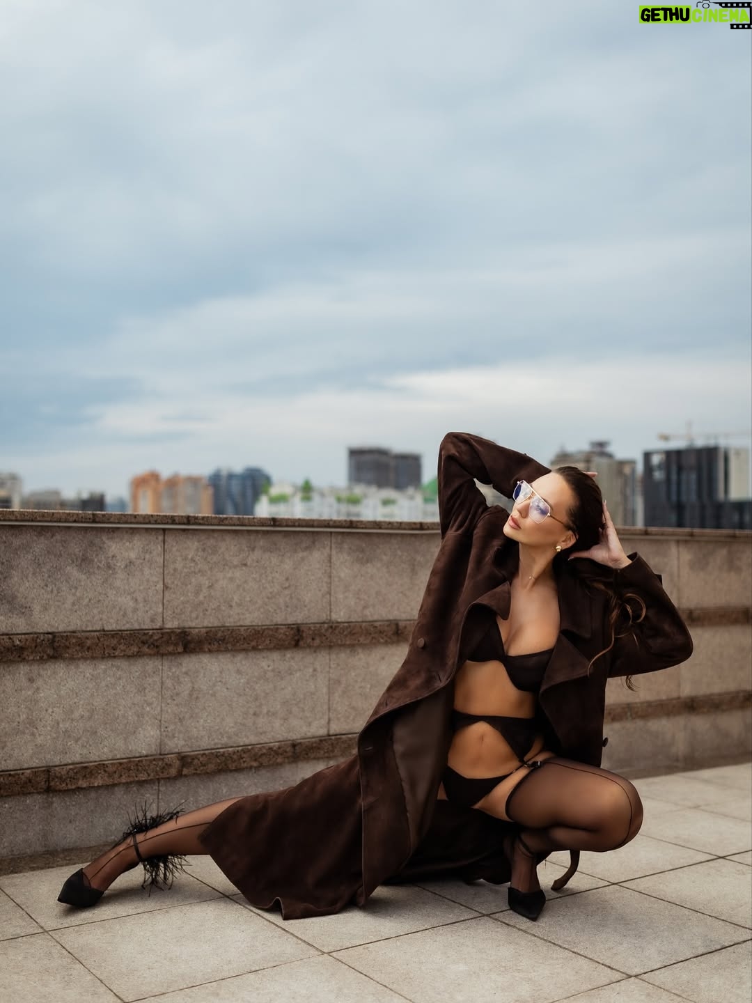 Anna Salivanchuk - 19.2K Likes - Людина повинна бути твого розміру.
Не за зростом, не за вагою,навіть не за віком. А за внутрішнім масштабом.
Коли ти зустрічаєш « маленьку» людину , яка постійно зменшує твою цінність,твої бажання, твої мрії - ти наче стискаєшся сама. Живеш у вузьких рамках , де твої крила- обрізані. Бо комусь затісно від твоєї свободи.
А твого розміру-це коли поруч із тобою не страшно бути собою. 
Коли тебе не просять зменшитися, щоб не злякати.
Коли твої досягнення не викликають ревнощів, а твої сльози- насмішок. Це коли є простір бути великою, якою ти є насправді🙏🏻
Проблема в тому , що більшість звикли підлаштовуватися: схуднути для нього, мовчати для неї,менше хотіти, щоб не виглядати жадібною.🙈
Ми обрізаємо себе під чужий розмір- і втрачаємо власний.
Тому перевір : людина поруч із тобою дає тобі дихати на повні груди чи стискає твоє серце в кулак?
Бо справжня любов- це завжди про свободу♥️
А ти зараз поруч із тим , хто твого розміру?
Білизна та панчохи @riksi_ua 
Фото @suprun_photo 
Мейк @yarova_beauty 
Зачіска @romanchuk_hair