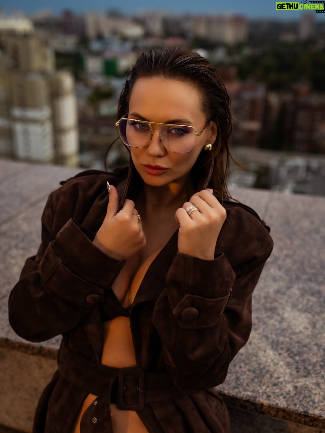 Anna Salivanchuk - 19.2K Likes - Людина повинна бути твого розміру.
Не за зростом, не за вагою,навіть не за віком. А за внутрішнім масштабом.
Коли ти зустрічаєш « маленьку» людину , яка постійно зменшує твою цінність,твої бажання, твої мрії - ти наче стискаєшся сама. Живеш у вузьких рамках , де твої крила- обрізані. Бо комусь затісно від твоєї свободи.
А твого розміру-це коли поруч із тобою не страшно бути собою. 
Коли тебе не просять зменшитися, щоб не злякати.
Коли твої досягнення не викликають ревнощів, а твої сльози- насмішок. Це коли є простір бути великою, якою ти є насправді🙏🏻
Проблема в тому , що більшість звикли підлаштовуватися: схуднути для нього, мовчати для неї,менше хотіти, щоб не виглядати жадібною.🙈
Ми обрізаємо себе під чужий розмір- і втрачаємо власний.
Тому перевір : людина поруч із тобою дає тобі дихати на повні груди чи стискає твоє серце в кулак?
Бо справжня любов- це завжди про свободу♥️
А ти зараз поруч із тим , хто твого розміру?
Білизна та панчохи @riksi_ua 
Фото @suprun_photo 
Мейк @yarova_beauty 
Зачіска @romanchuk_hair