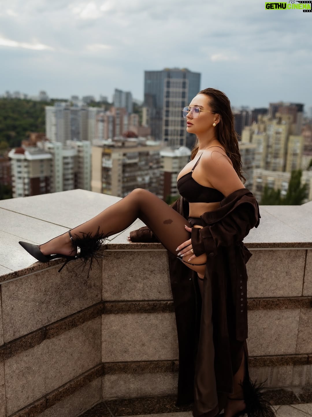Anna Salivanchuk - 19.2K Likes - Людина повинна бути твого розміру.
Не за зростом, не за вагою,навіть не за віком. А за внутрішнім масштабом.
Коли ти зустрічаєш « маленьку» людину , яка постійно зменшує твою цінність,твої бажання, твої мрії - ти наче стискаєшся сама. Живеш у вузьких рамках , де твої крила- обрізані. Бо комусь затісно від твоєї свободи.
А твого розміру-це коли поруч із тобою не страшно бути собою. 
Коли тебе не просять зменшитися, щоб не злякати.
Коли твої досягнення не викликають ревнощів, а твої сльози- насмішок. Це коли є простір бути великою, якою ти є насправді🙏🏻
Проблема в тому , що більшість звикли підлаштовуватися: схуднути для нього, мовчати для неї,менше хотіти, щоб не виглядати жадібною.🙈
Ми обрізаємо себе під чужий розмір- і втрачаємо власний.
Тому перевір : людина поруч із тобою дає тобі дихати на повні груди чи стискає твоє серце в кулак?
Бо справжня любов- це завжди про свободу♥️
А ти зараз поруч із тим , хто твого розміру?
Білизна та панчохи @riksi_ua 
Фото @suprun_photo 
Мейк @yarova_beauty 
Зачіска @romanchuk_hair