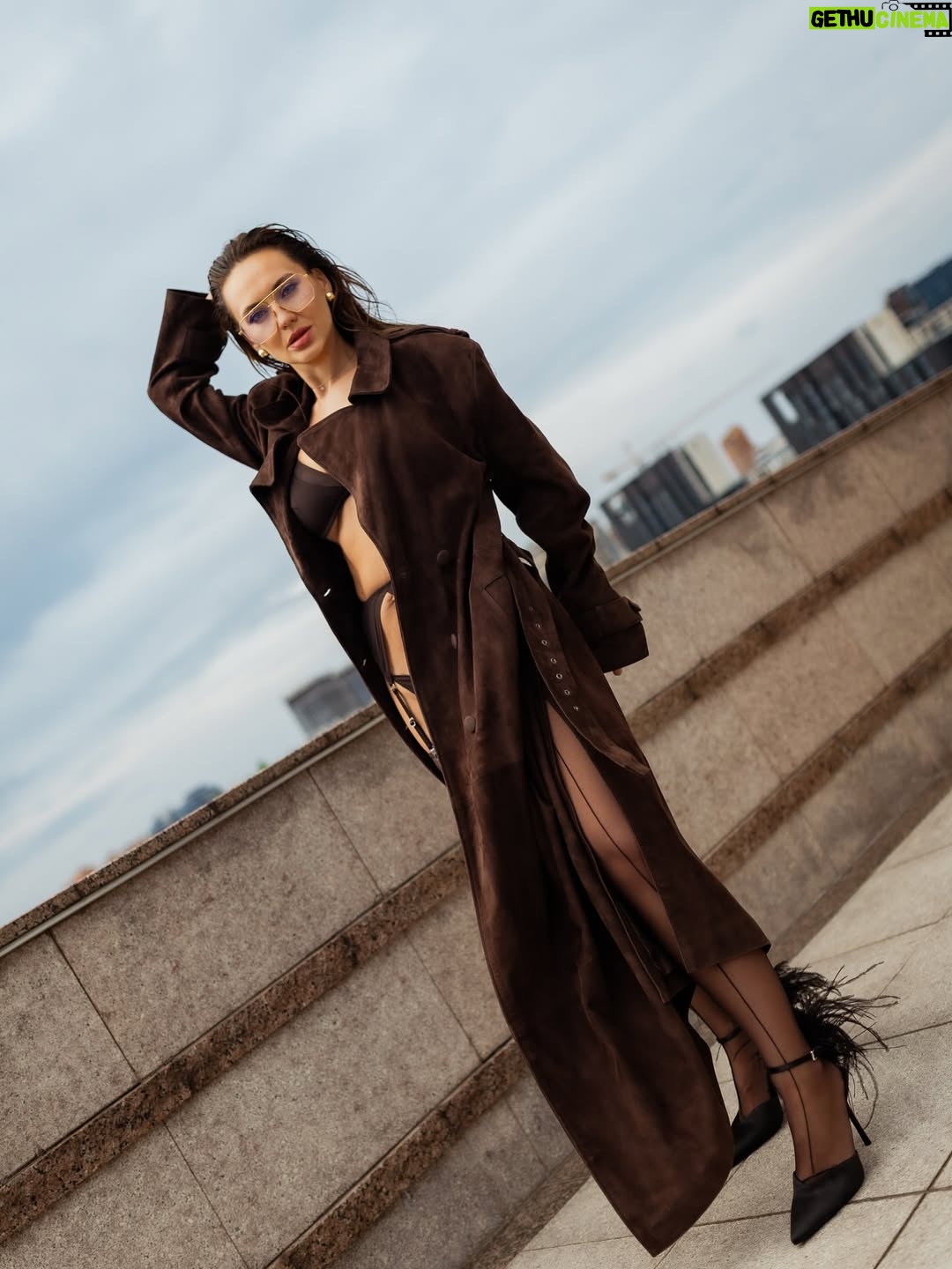 Anna Salivanchuk - 19.2K Likes - Людина повинна бути твого розміру.
Не за зростом, не за вагою,навіть не за віком. А за внутрішнім масштабом.
Коли ти зустрічаєш « маленьку» людину , яка постійно зменшує твою цінність,твої бажання, твої мрії - ти наче стискаєшся сама. Живеш у вузьких рамках , де твої крила- обрізані. Бо комусь затісно від твоєї свободи.
А твого розміру-це коли поруч із тобою не страшно бути собою. 
Коли тебе не просять зменшитися, щоб не злякати.
Коли твої досягнення не викликають ревнощів, а твої сльози- насмішок. Це коли є простір бути великою, якою ти є насправді🙏🏻
Проблема в тому , що більшість звикли підлаштовуватися: схуднути для нього, мовчати для неї,менше хотіти, щоб не виглядати жадібною.🙈
Ми обрізаємо себе під чужий розмір- і втрачаємо власний.
Тому перевір : людина поруч із тобою дає тобі дихати на повні груди чи стискає твоє серце в кулак?
Бо справжня любов- це завжди про свободу♥️
А ти зараз поруч із тим , хто твого розміру?
Білизна та панчохи @riksi_ua 
Фото @suprun_photo 
Мейк @yarova_beauty 
Зачіска @romanchuk_hair